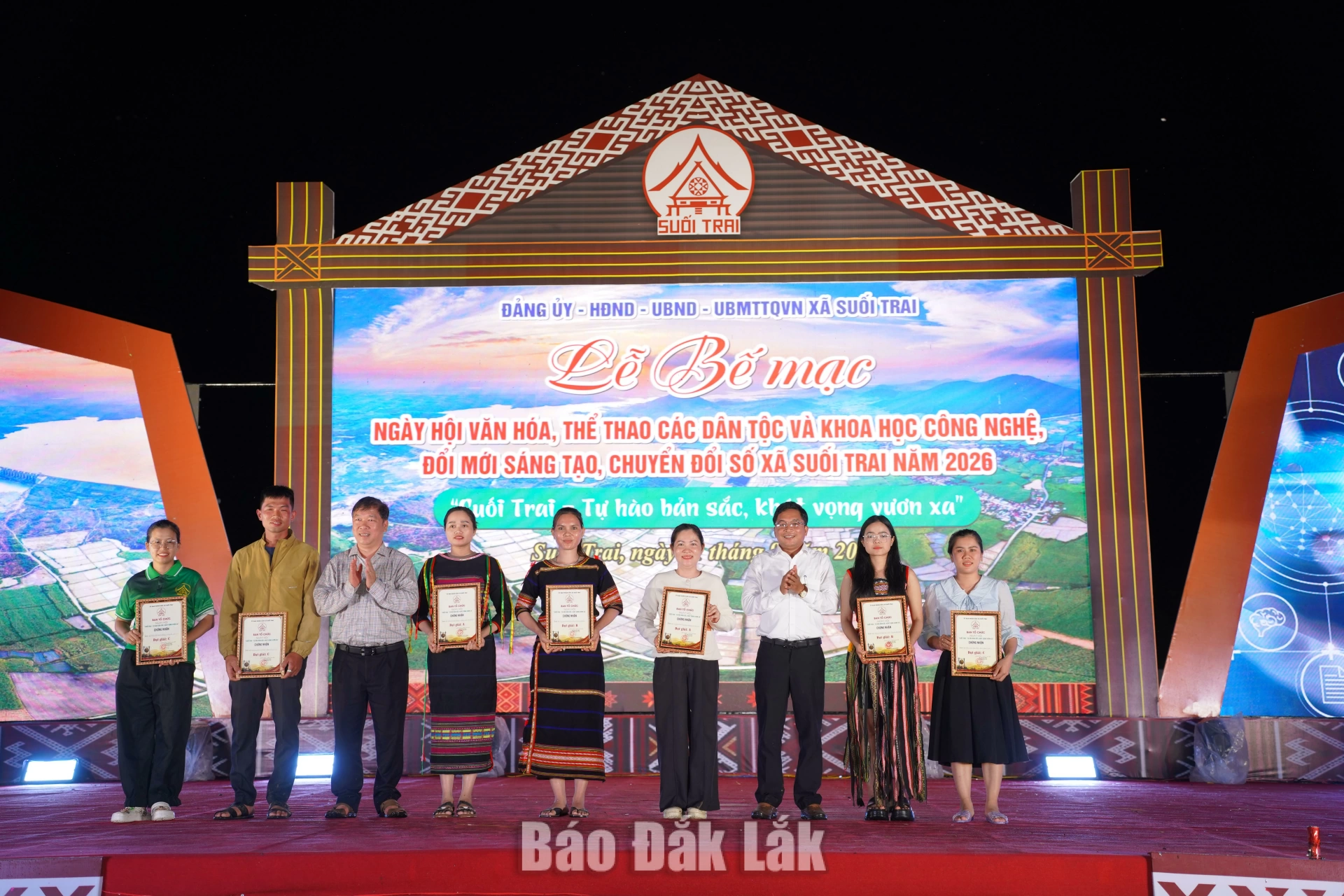 Lãnh đạo xã Suối Trai trao giải cho các đơn vị xuất sắc tại ngày hội
