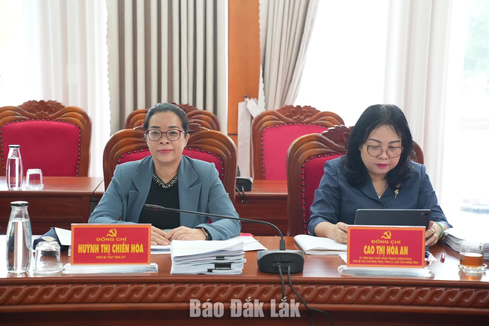 Các đồng chí: Cao Thị Hòa An, Ủy viên Trung ương Đảng, Phó Bí thư Thường trực Tỉnh ủy, Chủ tịch HĐND tỉnh; Huỳnh Thị Chiến Hòa, Phó Bí thư Tỉnh ủy dự hội nghị.