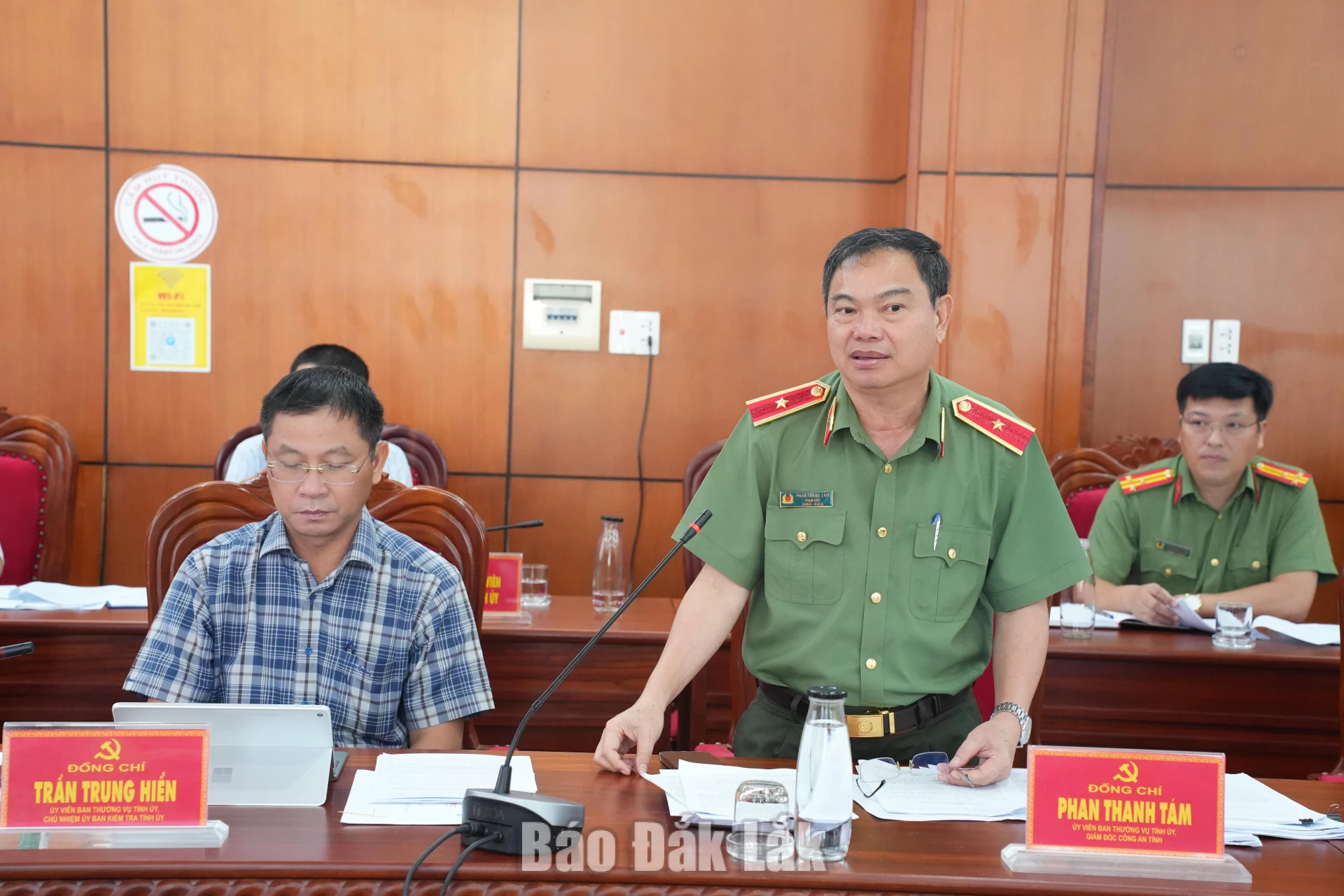 Đồng chí Phan Thanh Tám, Ủy viên Ban Thường vụ Tỉnh ủy, Giám đốc Công an tỉnh phát biểu tại hội nghị.
