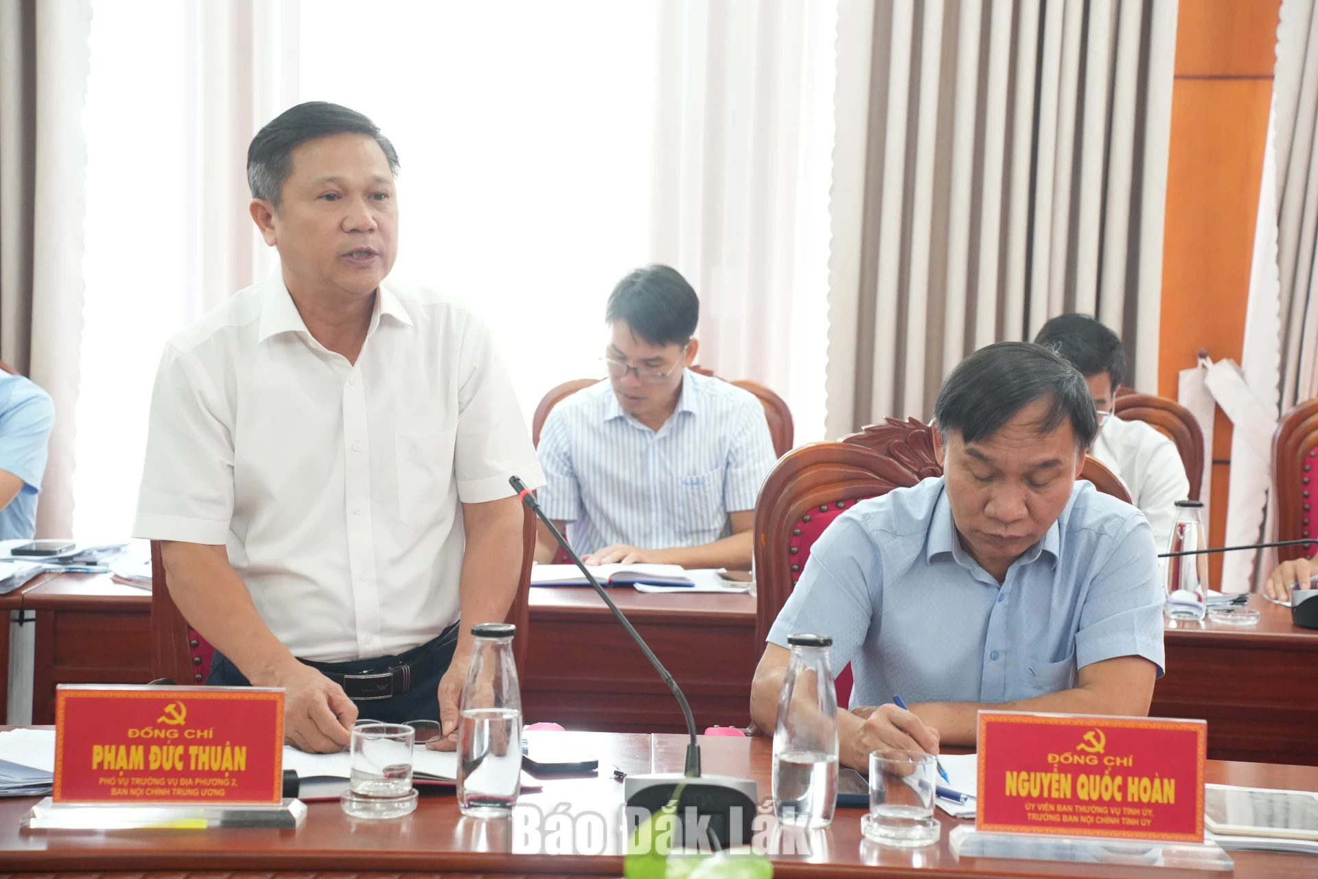 Phó Vụ trưởng Vụ Địa phương 2, Ban Nội chính Trung ương Phạm Đức Thuận phát biểu tại hội nghị.