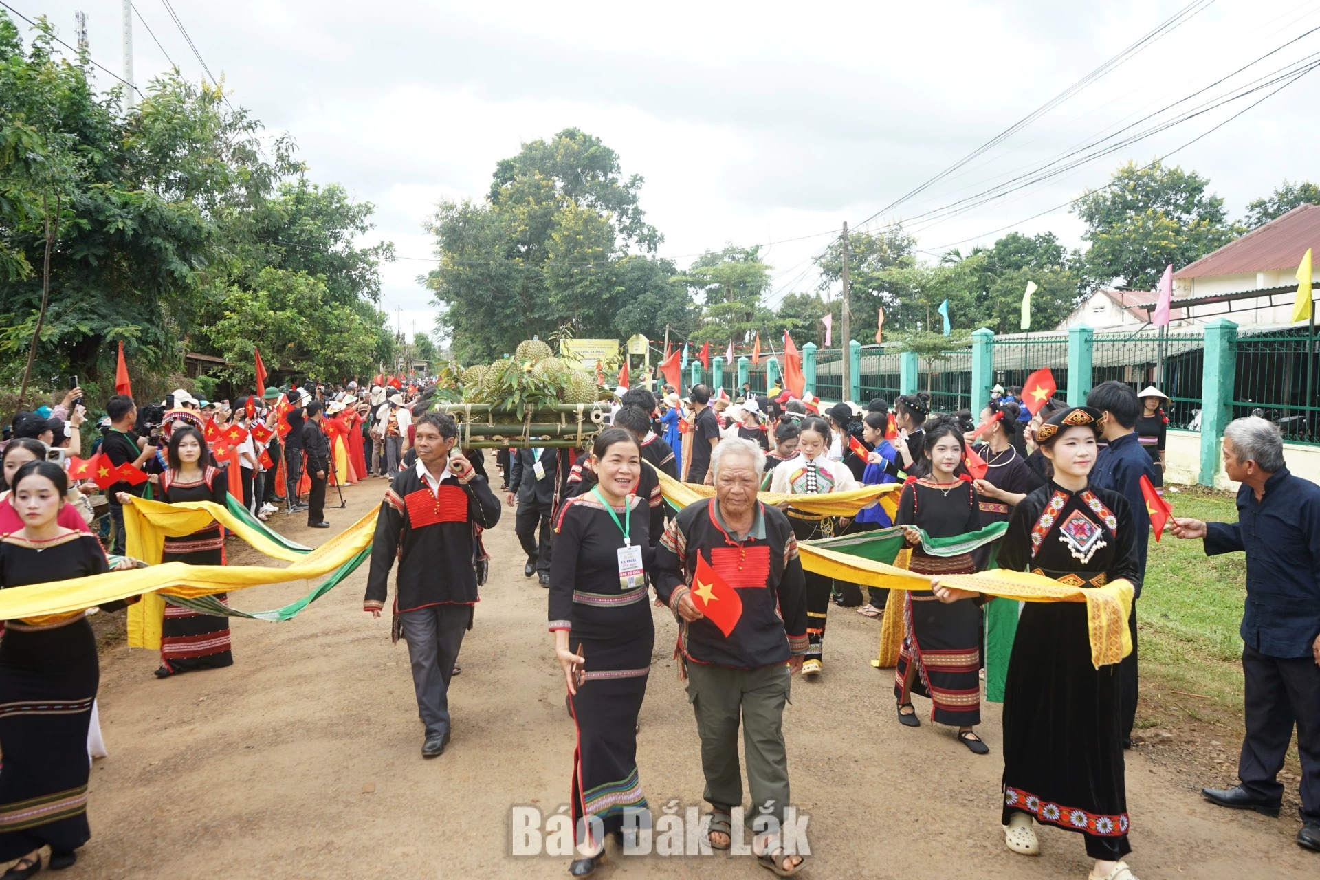The durian queen procession organised by Ea Knuiec commune as part of the 2026 Dak Lak Durian Festival.