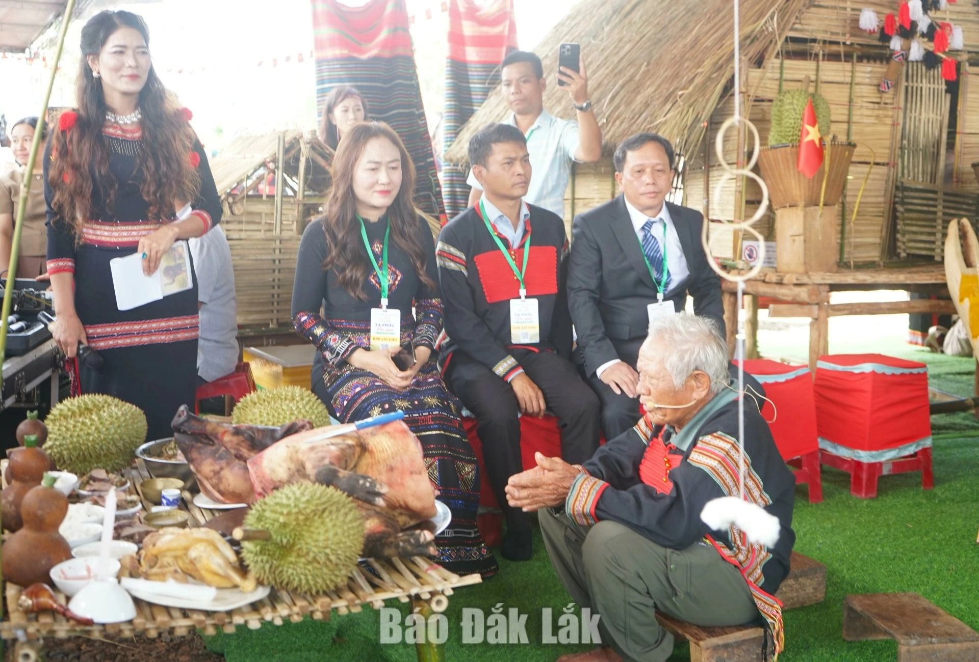 Demonstrating the can wine fermentation process at the M’nong Can Wine Festival beside Lak Lake in Lien Son Lak Commune.