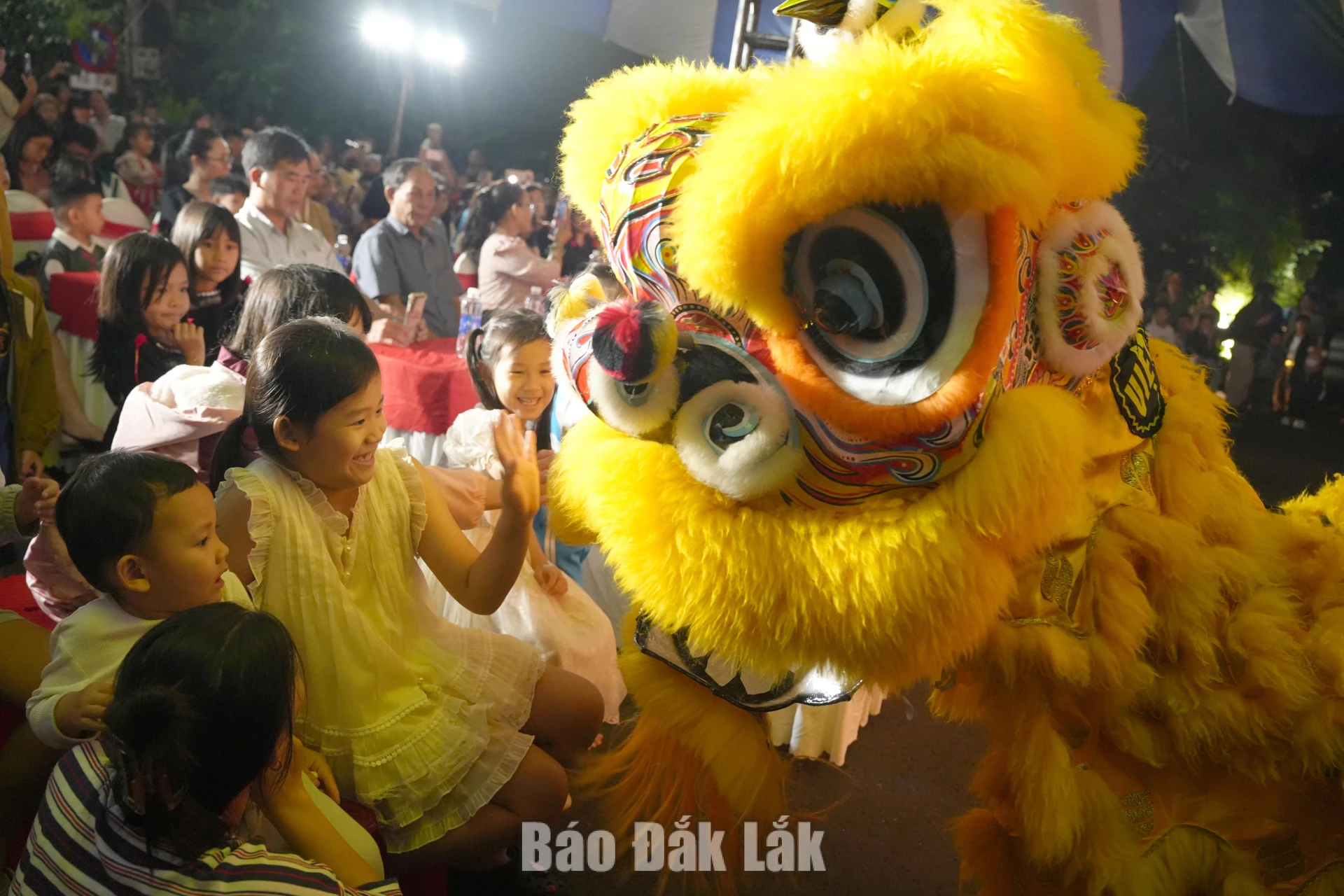 Các em thiếu nhi buôn Akŏ Dhông thích thú xem múa lân tại chương trình.