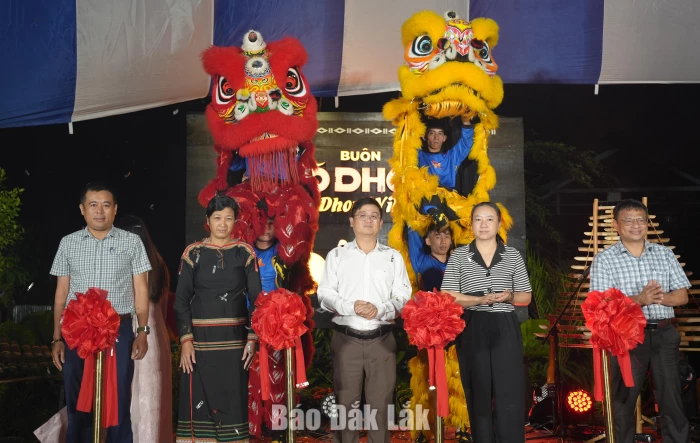Khánh thành các hạng mục chỉnh trang Buôn Akŏ Dhông và tổ chức Đêm hội Trăng rằm