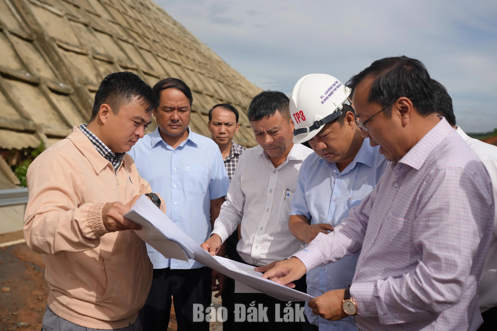 Đồng chí Lương Nguyễn Minh Triết, Ủy viên Trung ương Đảng, Bí thư Tỉnh ủy, Trưởng Đoàn ĐBQH tỉnh nghe Ban Quản lý dự án đầu tư xây dựng công trình giao thông và nông nghiệp phát triển nông thôn tỉnh báo cáo về điểm sạt trượt tại Km70+535 - Km70+700.