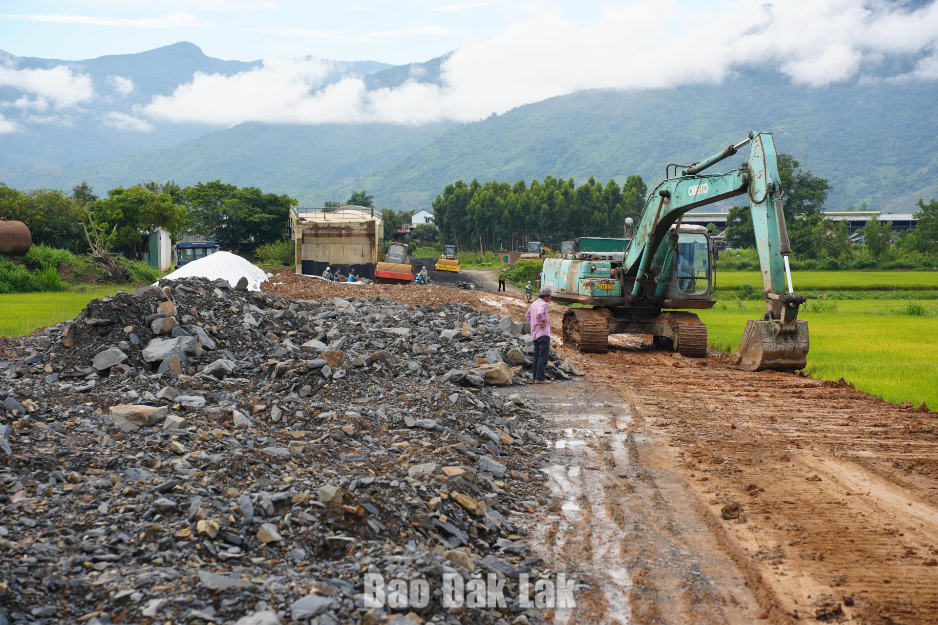 thi công cầu Krông Bông thuộc Dự án Bố trí ổn định dân di cư tự do tại xã Vụ Bổn.