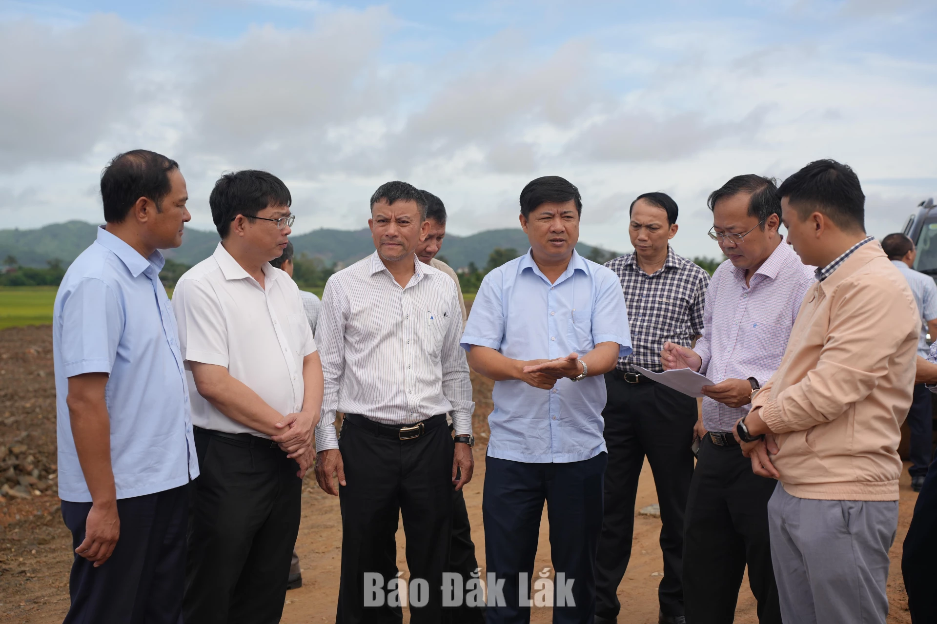 Bí thư Tỉnh ủy Lương Nguyễn Minh Triết cùng đoàn công tác kiểm tra tiến độ thi công cầu Krông Bông thuộc Dự án Bố trí ổn định dân di cư tự do tại xã Vụ Bổn.