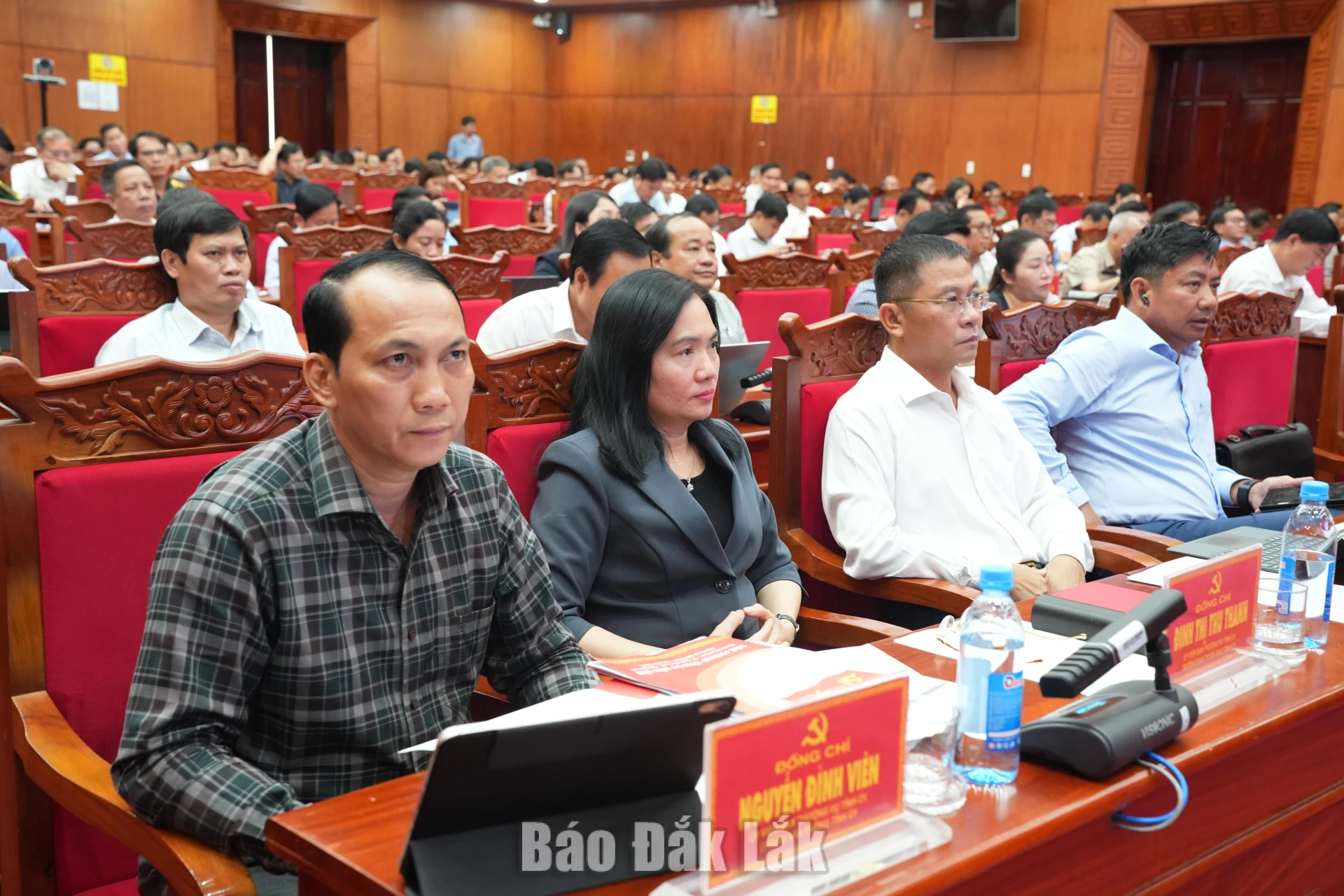 Các đồng chí Ủy viên Ban Thường vụ Tỉnh ủy và các đại biểu dự hội nghị.