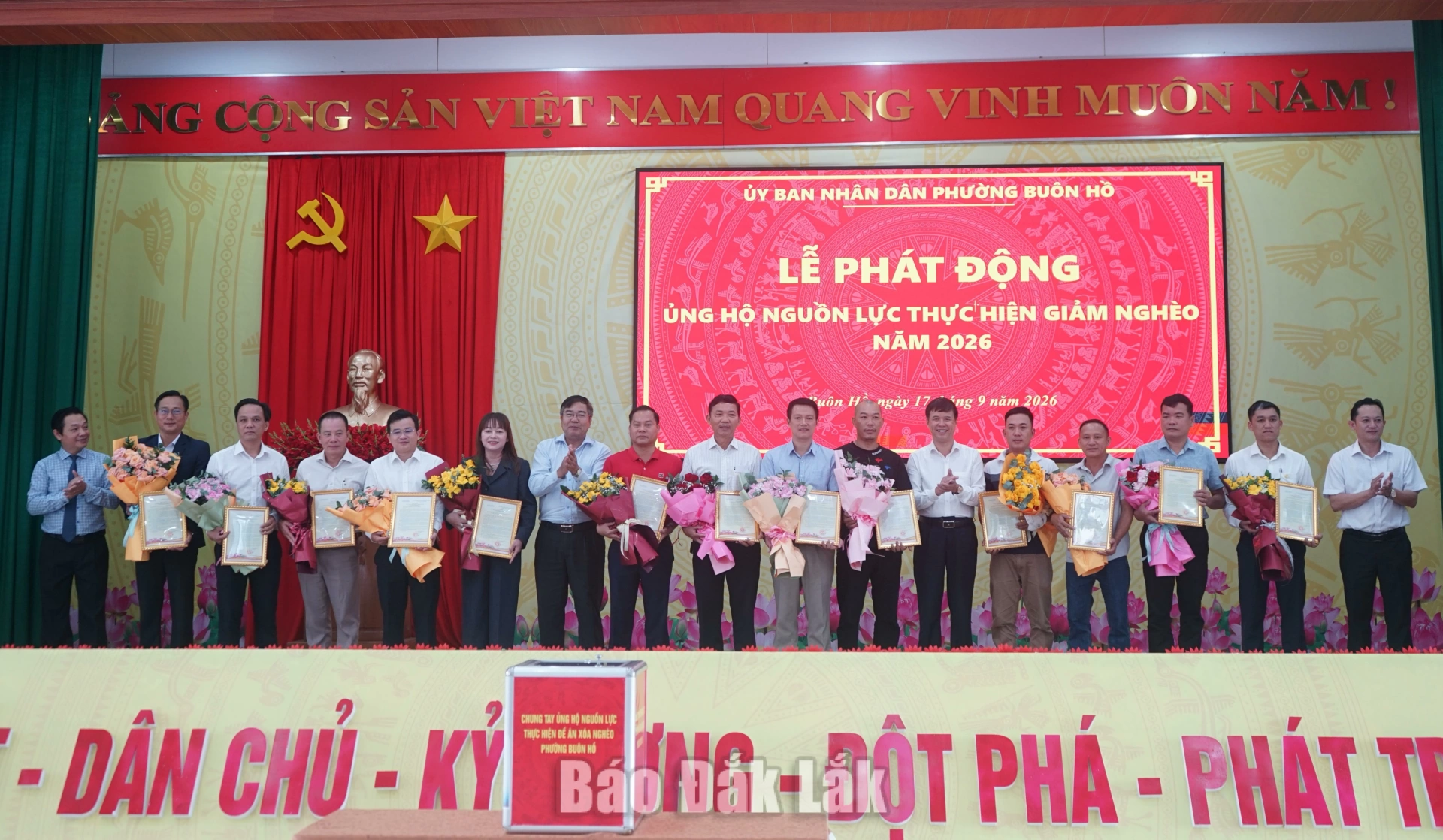 Lãnh đạo phường Buôn Hồ tặng hoa và thư cảm ơn các tổ chức, đơn vị, cá nhân ủng hộ tại lễ phát động