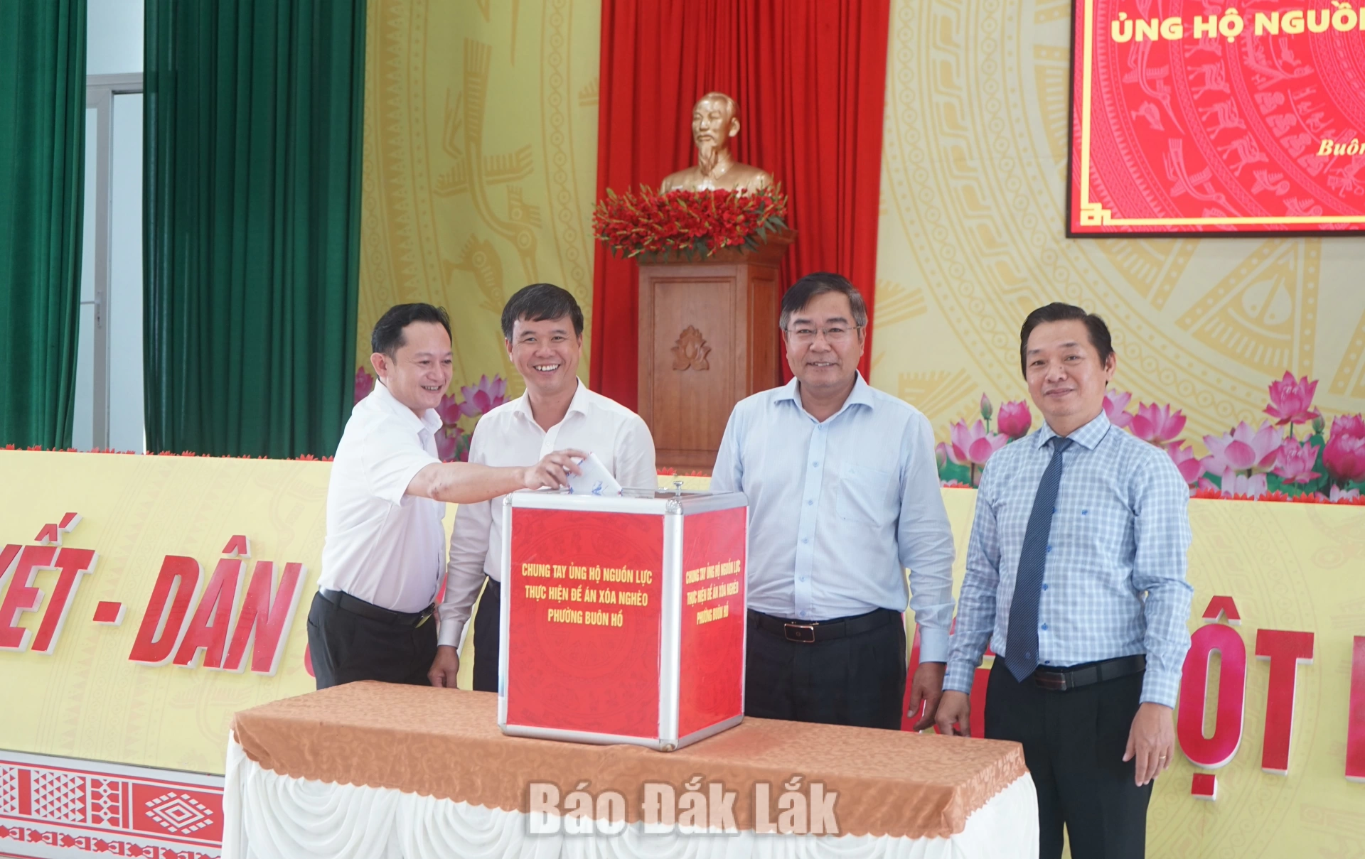 Các đồng chí lãnh đạo Đảng ủy, UBND, Ủy ban MTTQ Việt Nam phường ủng hộ trực tiếp tại lễ phát động