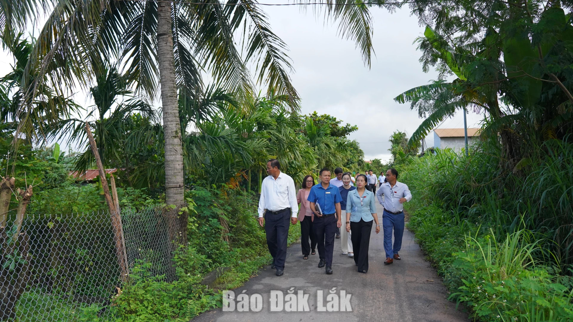 Đoàn giám sát kiểm tra thực tế công trình giao thông trên địa bàn xã.