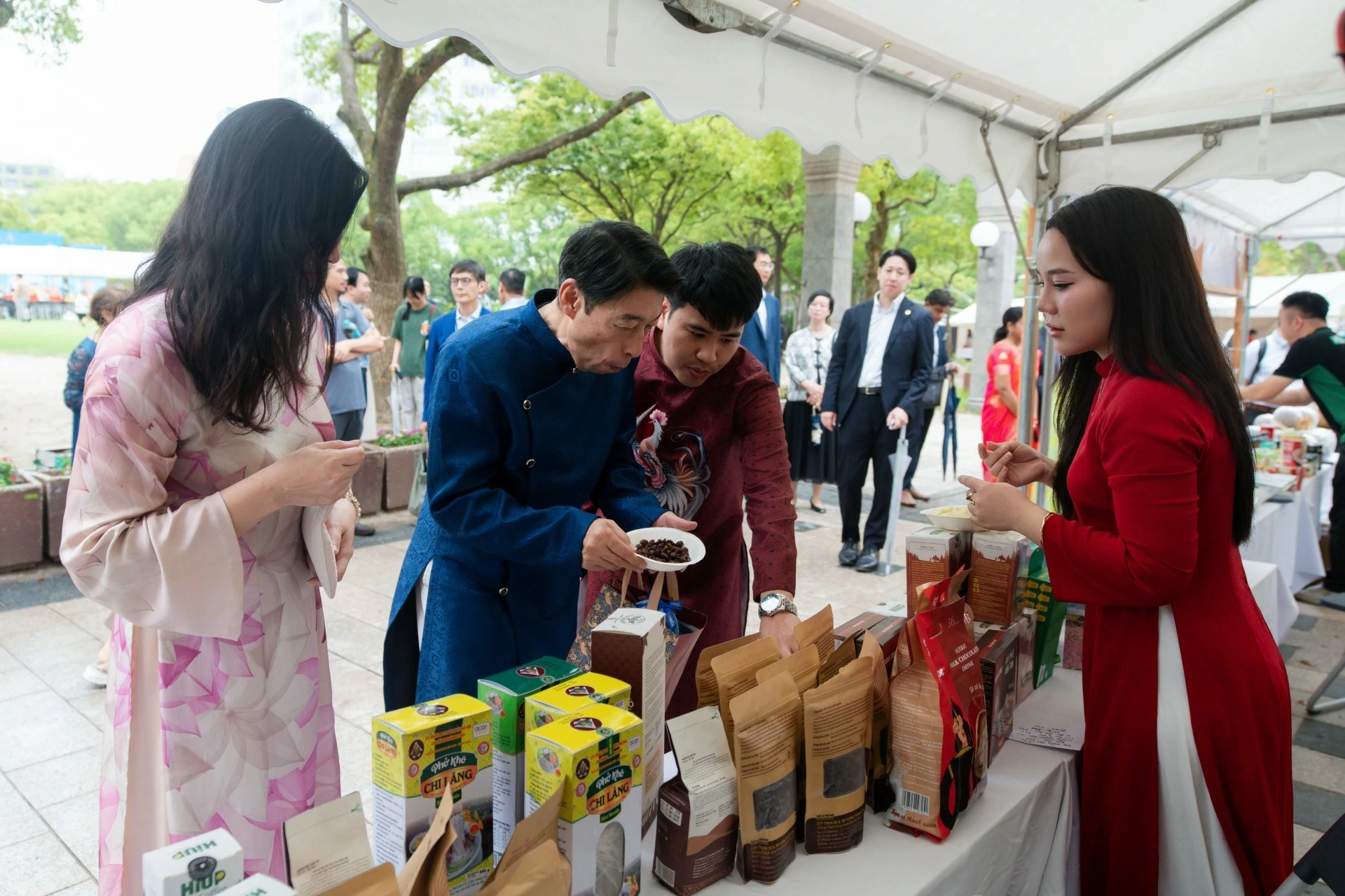 Fukuoka Governor Hattori Seitaro together with delegates exploring Dak Lak agricultural products.