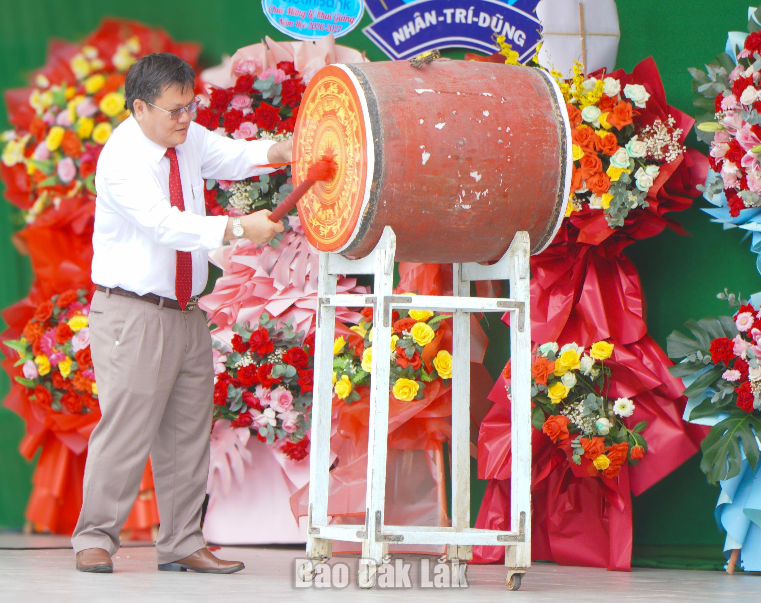 Hiệu trưởng Trường THPT Lê Trung Kiên đánh trống khai giảng năm học 2026-2027.