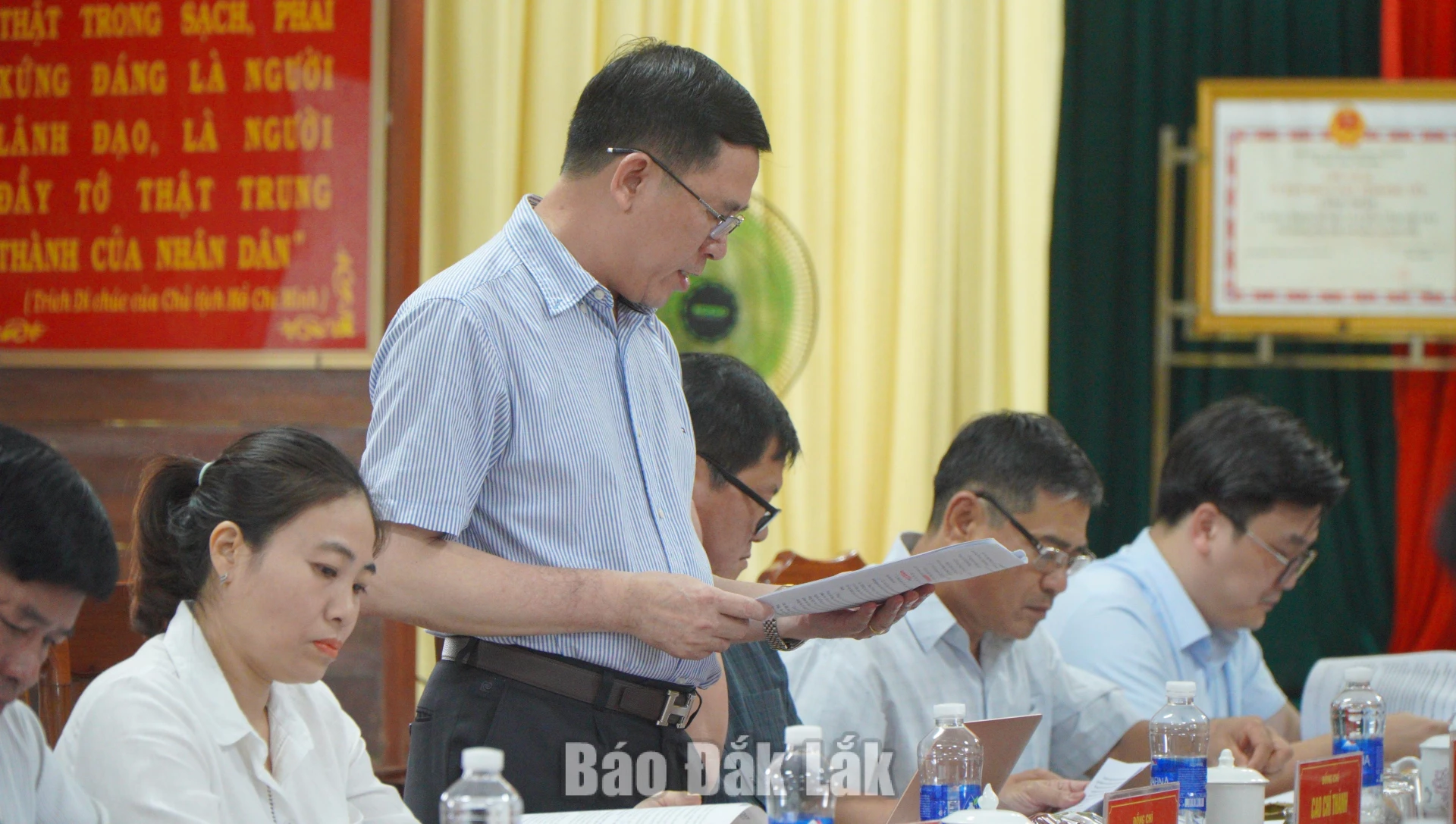 Các thành viên đoàn giám sát nêu những vấn đề cần thực hiện rõ trong việc giải ngân hỗ trợ người dân bị thiệt hại do đợt lũ năm 2025.