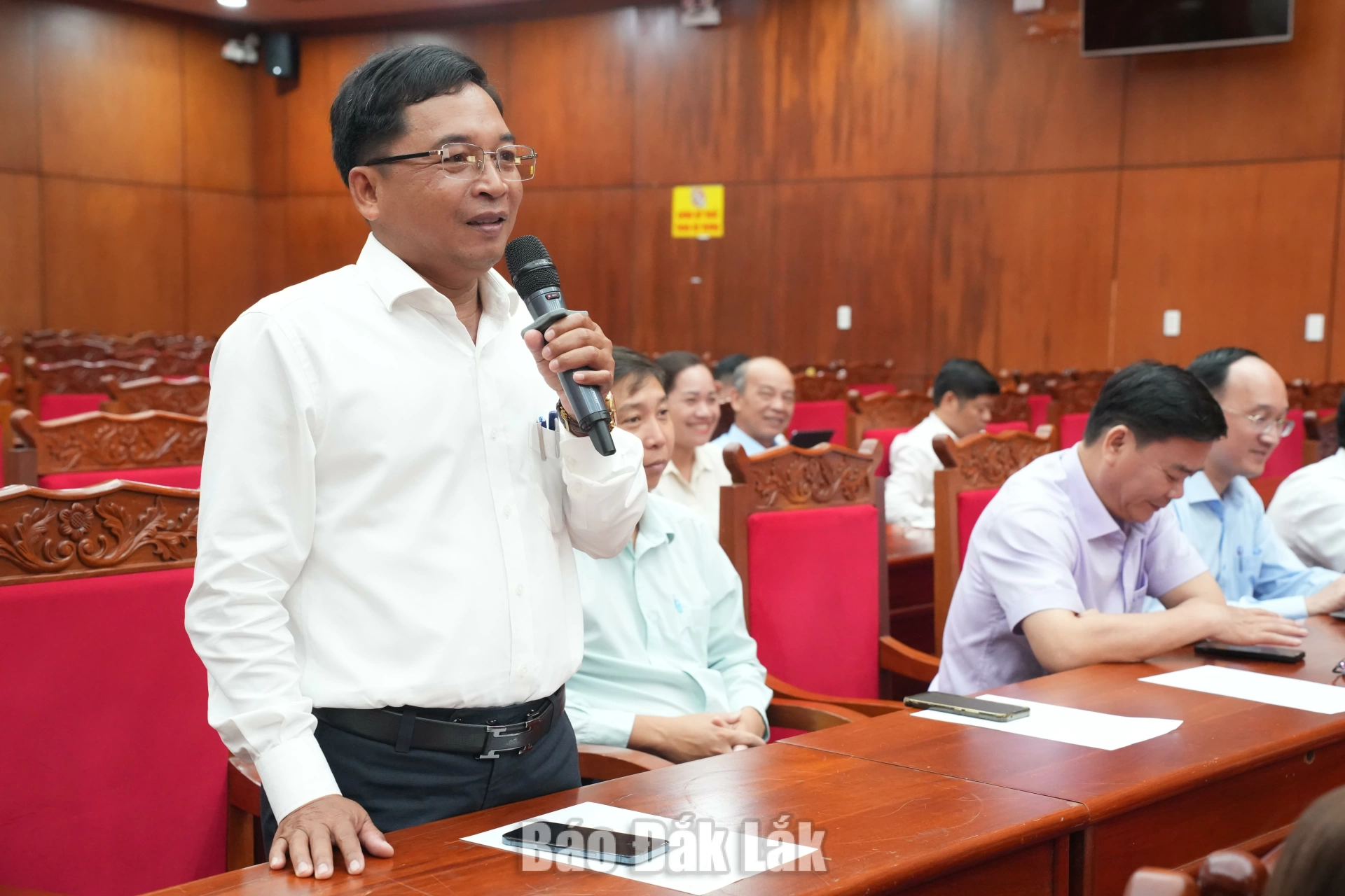 Đồng chí Nay Y Blung, Bí thư Đảng ủy xã Sông Hinh phát biểu tại hội nghị.