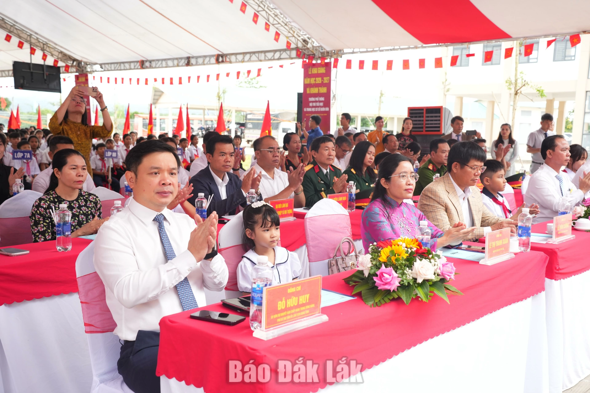 Đồng chí Đỗ Hữu Huy, Ủy viên dự khuyết Trung ương Đảng, Phó Bí thư Tỉnh ủy, Chủ tịch UBND tỉnh và các đại biểu dự lễ khai giảng.