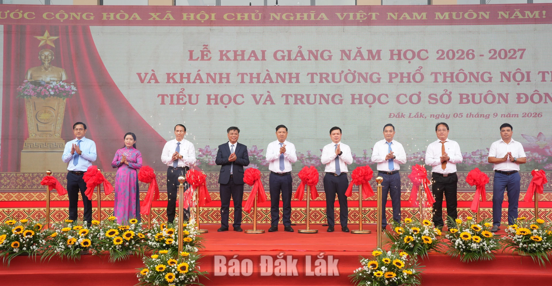 Các đồng chí: Lương Nguyễn Minh Triết, Ủy viên Trung ương Đảng, Bí thư Tỉnh ủy, Trưởng Đoàn ĐBQH tỉnh; Đỗ Hữu Huy, Ủy viên dự khuyết Trung ương Đảng, Phó Bí thư Tỉnh ủy, Chủ tịch UBND tỉnh và các đại biểu cắt băng khánh thành&nbsp;Trường Phổ thông nội trú Tiểu học và THCS Buôn Đôn.