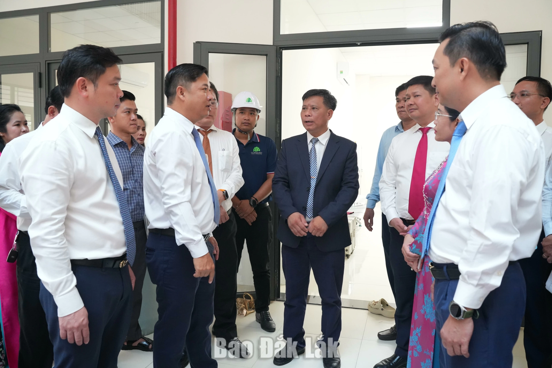 Bí thư Tỉnh ủy Lương Nguyễn Minh Triết và Chủ tịch UBND tỉnh Đỗ Hữu Huy dự Lễ khai giảng tại xã biên giới Buôn Đôn.