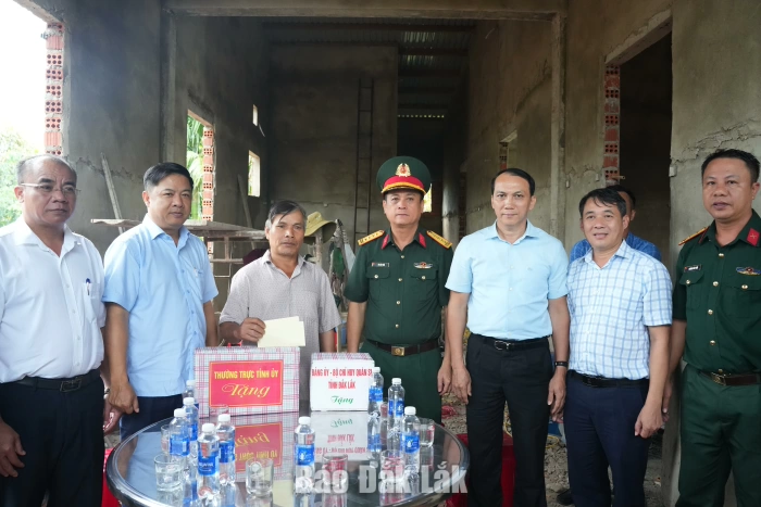 Bí thư Tỉnh ủy Lương Nguyễn Minh Triết kiểm tra tiến độ xây dựng nhà ở cho con đẻ người hoạt động kháng chiến bị nhiễm chất độc hóa học