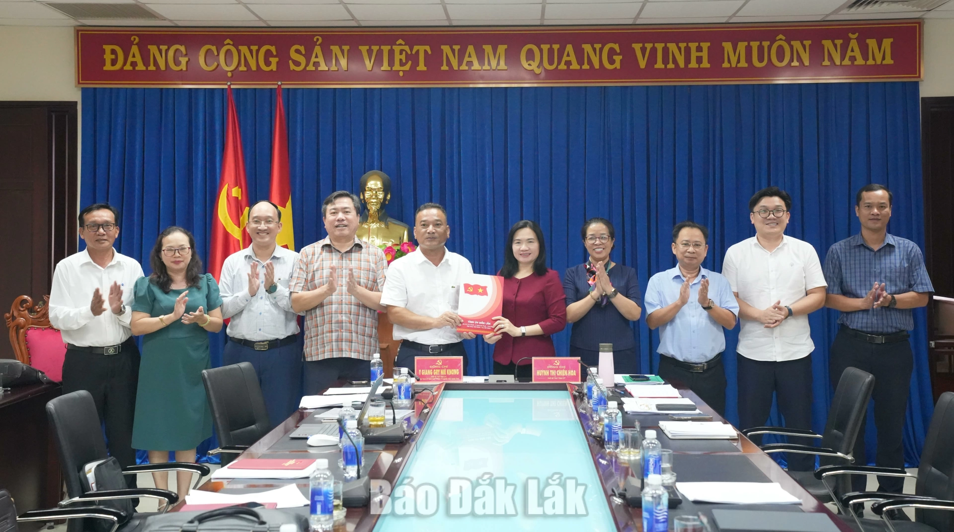 trao quyết định.