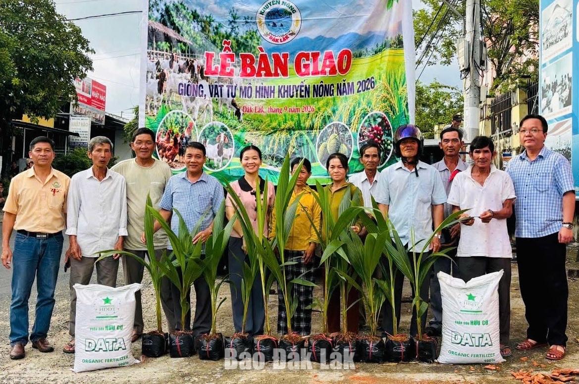Lãnh đạo Trung tâm Khuyến nông tinh và UBND xã Đồng Xuân trao giống, vạt tư trồng dừa cho nông dân.