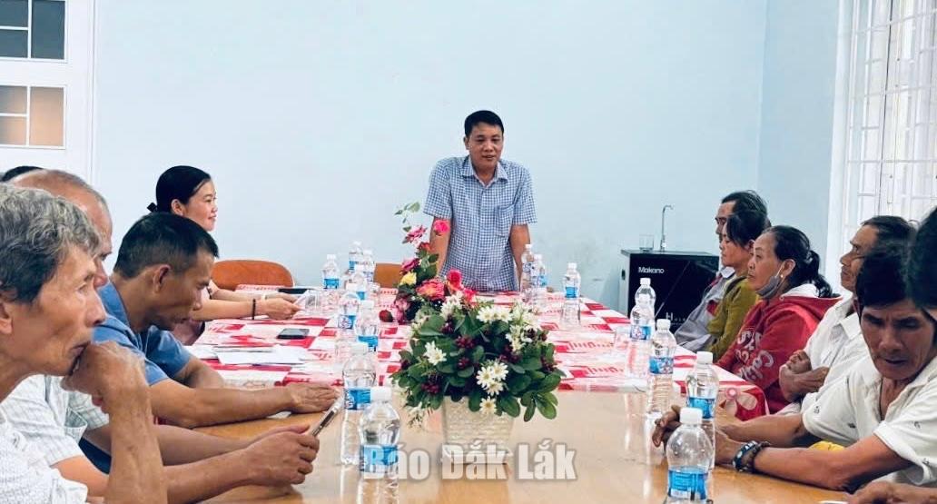 Phó Chủ tịch UBND xã Đồng Xuân phát biểu tại buồi trao tặng giống và vật tư đề trồng dừa.