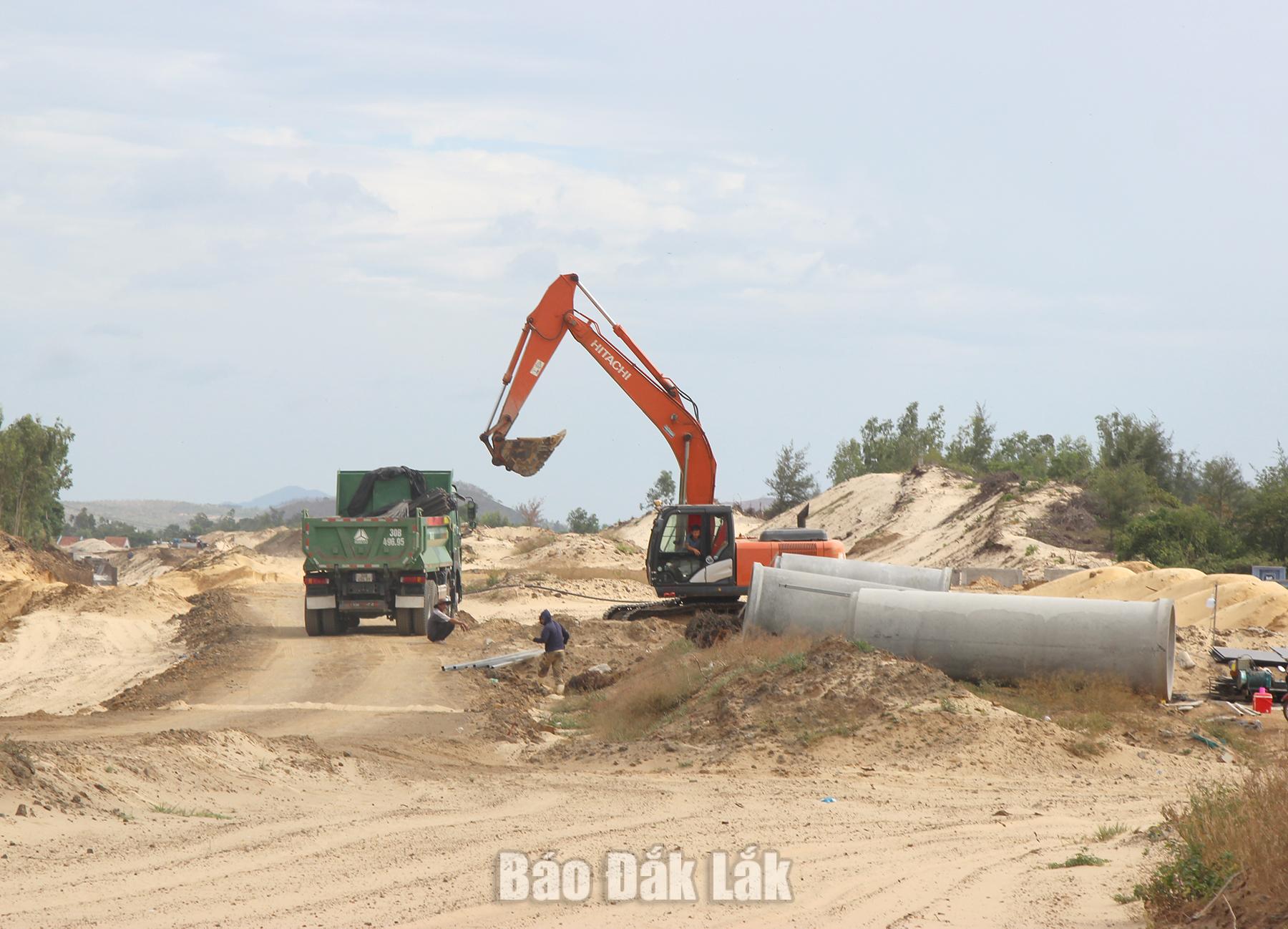 Thi công đường ven biển qua địa bàn xã Tuy An Nam.