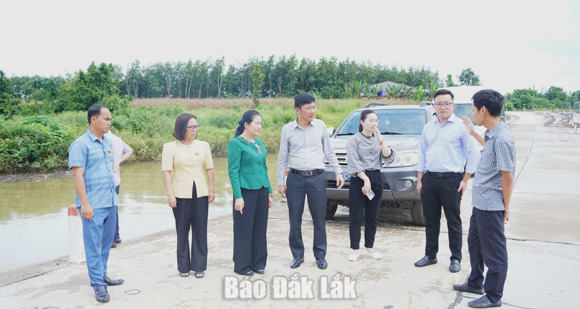 Đoàn giám sát kiểm tra thực tế công trình giao thông trên địa bàn xã.