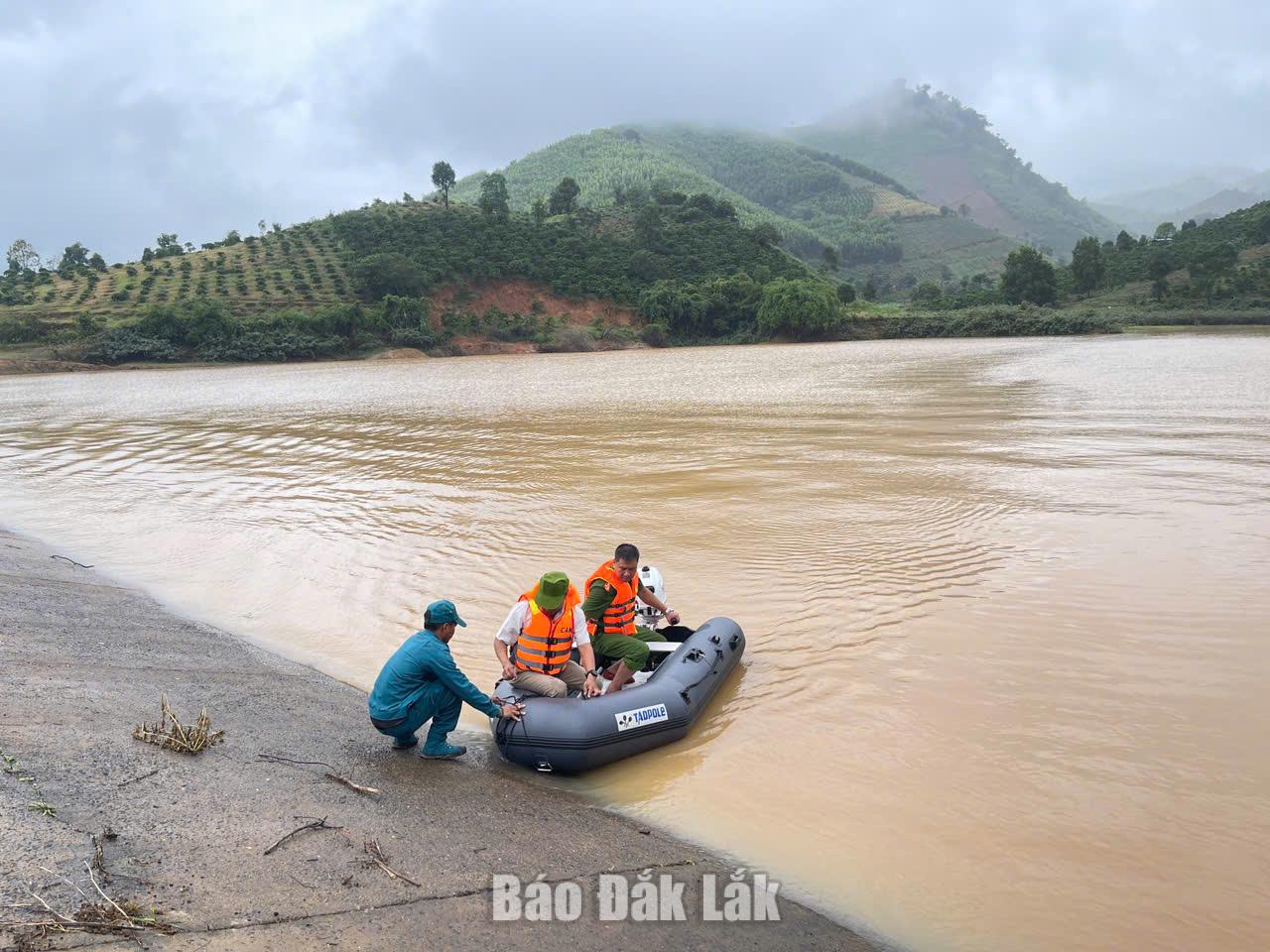 Lực lượng công an phối hợp vận hành thử xuồng máy. 