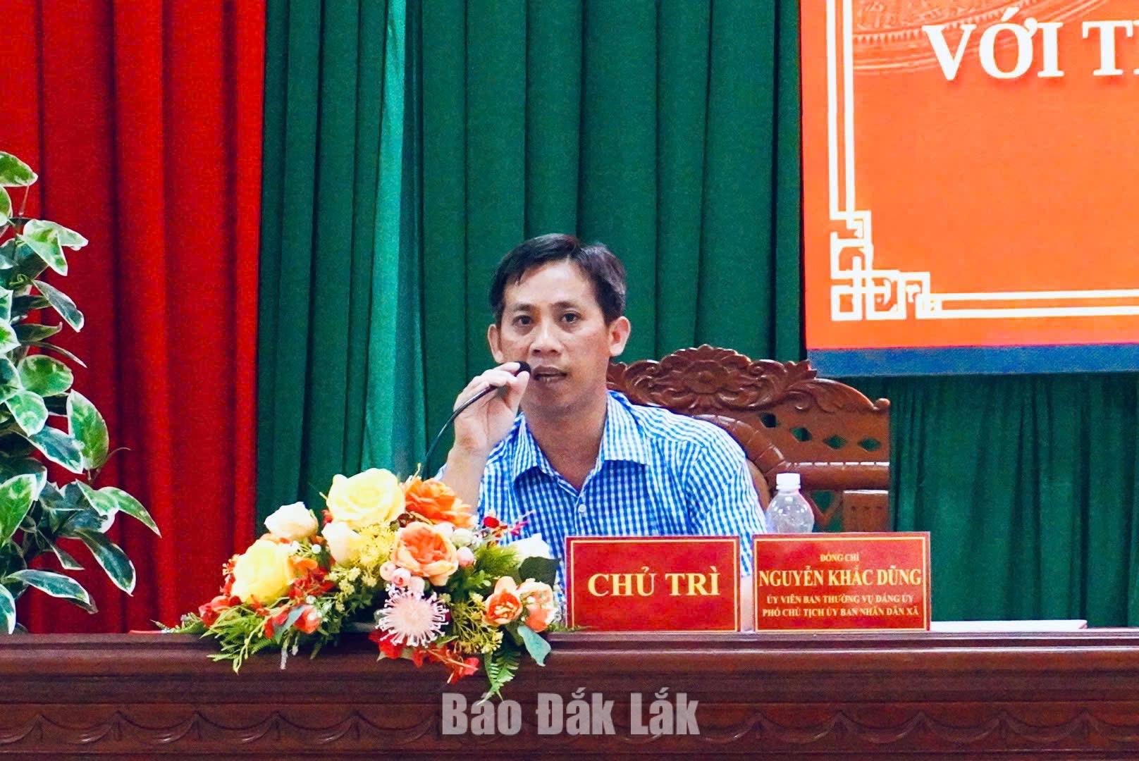 Phó Chủ tịch UBND xã Đồng Xuân Nguyễn Khắc Dũng chủ trì và lần lượt trả lời các câu hỏi của thanh niên.