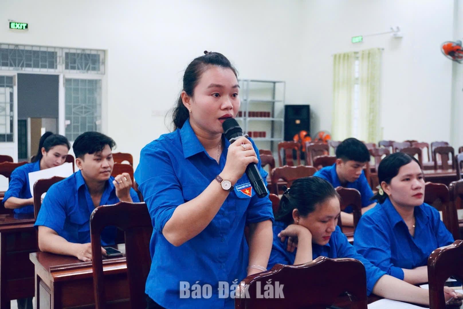 Các bạn đoàn viên thanh niên đặt câu hỏi về lập nghiệp, khởi nghiệp với lãnh đạo xã.