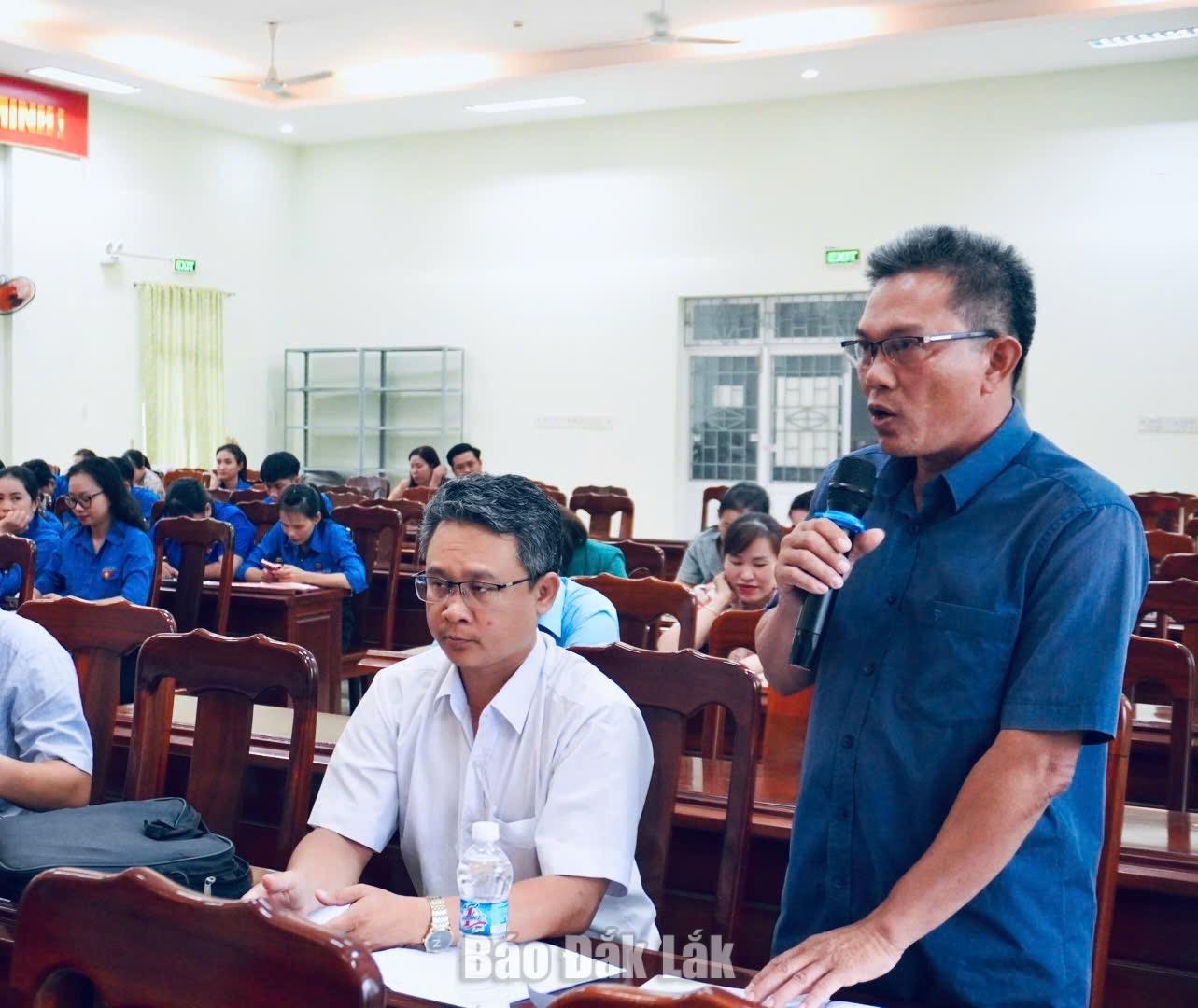 Đại diện các phòng, ban của UBND xã trả lời những thắc mắc của thanh niên.