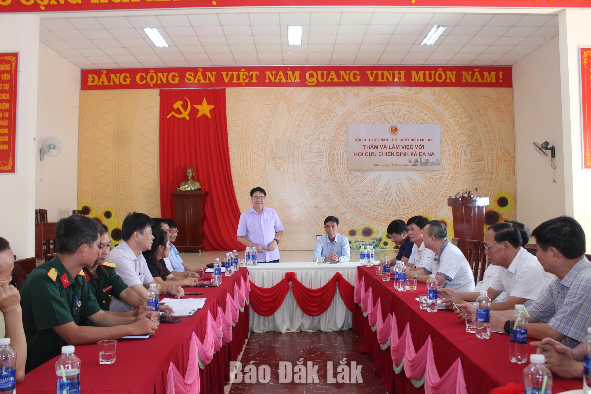 Đoàn công tác của Trung ương Hội Cựu chiến binh (CCB) Việt Nam do Thiếu tướng Trần Đình Hướng, Phó Trưởng Ban Công tác CCB Việt Nam làm trưởng đoàn thăm, làm việc tại xã Ea Na.