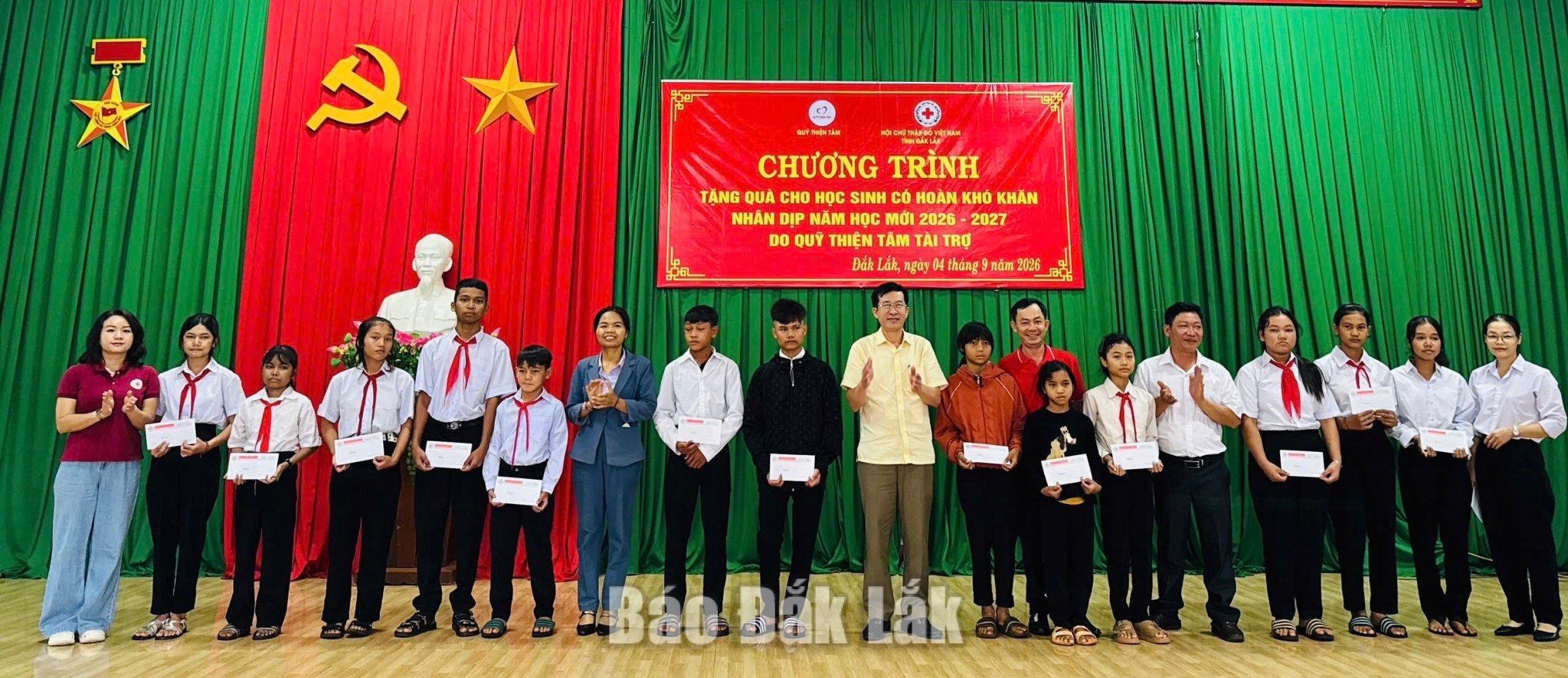 Đại diện các tổ chức trao quà cho học sinh có hoàn cảnh khó khăn xã Ea Hiao.