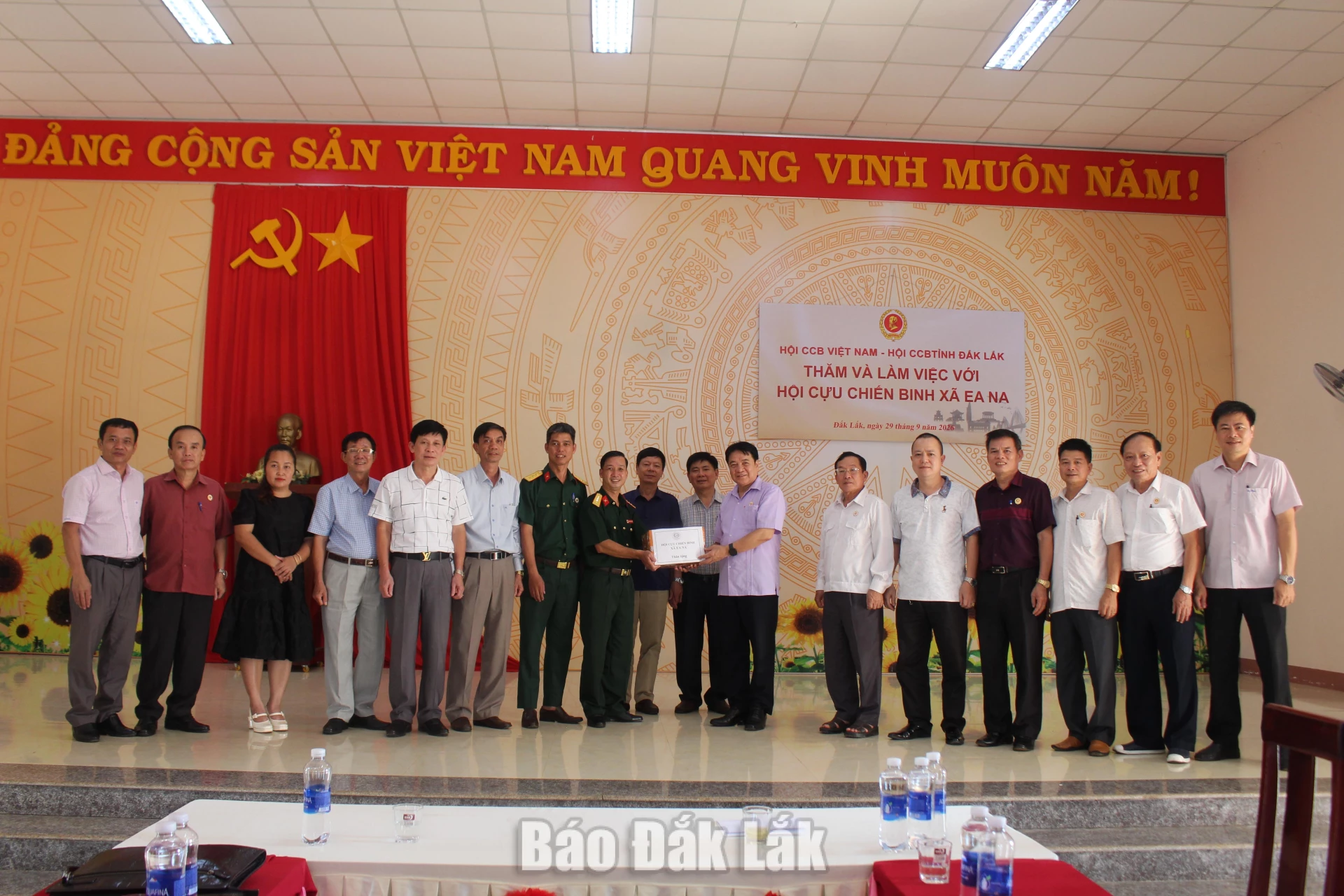 Lãnh đạo; Hội CCB xã Ea Na tặng quà và chụp ảnh lưu niệm với đoàn công tác.