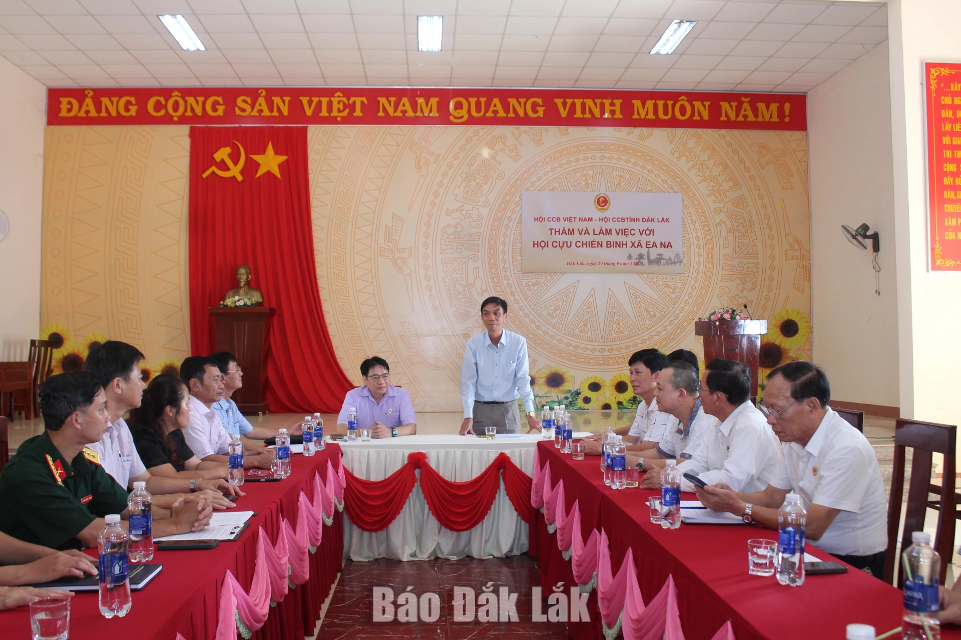 Phó Bí thư Thường trực Đảng ủy xã Ea Na Nguyễn Năng Lưu phát biểu tại buổi làm việc.