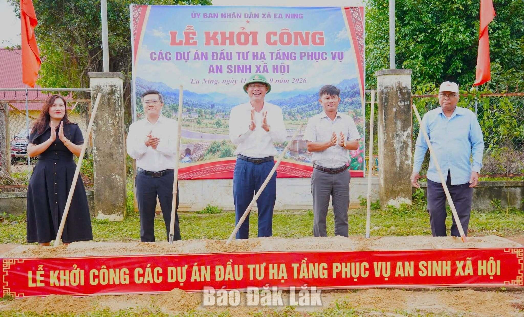 Đại diện lãnh đạo địa phương và buôn Tăc Mnga thực hiện lễ khởi công.