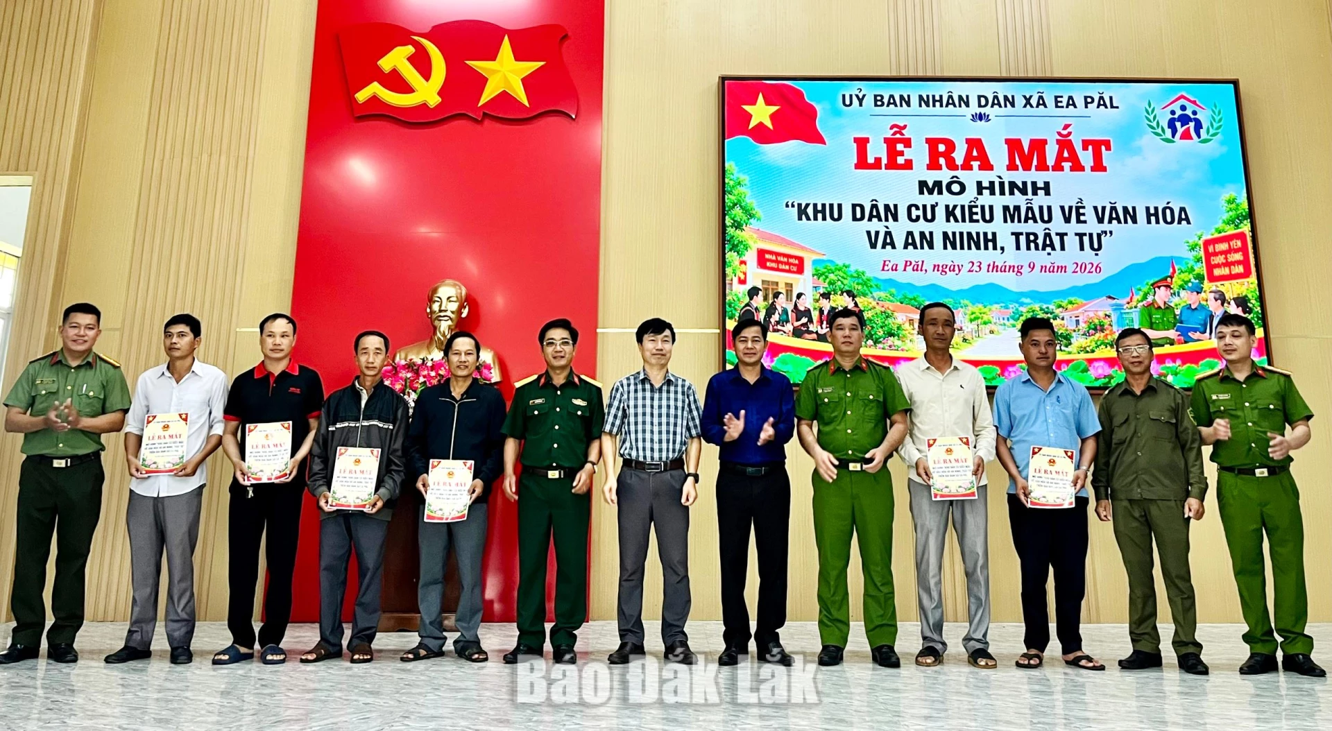 Lãnh đạo UBND xã Ea Păl công bố 