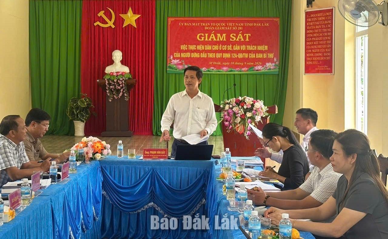 Phó Chủ tịch Ủy ban MTTQ Việt Nam tỉnh Phạm Văn Bảy phát biểu tại buổi giám sát.