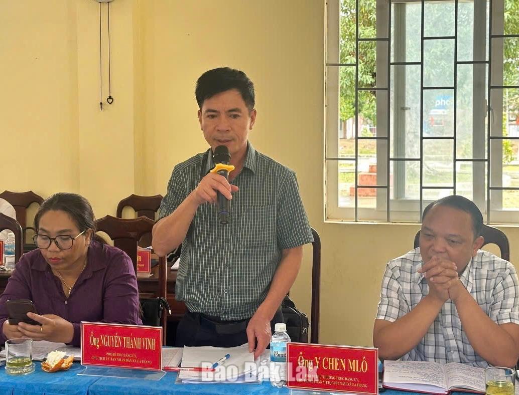 Chủ tịch UBND xã Ea Trang Nguyễn Thành Vinh báo cáo với đoàn giám sát.