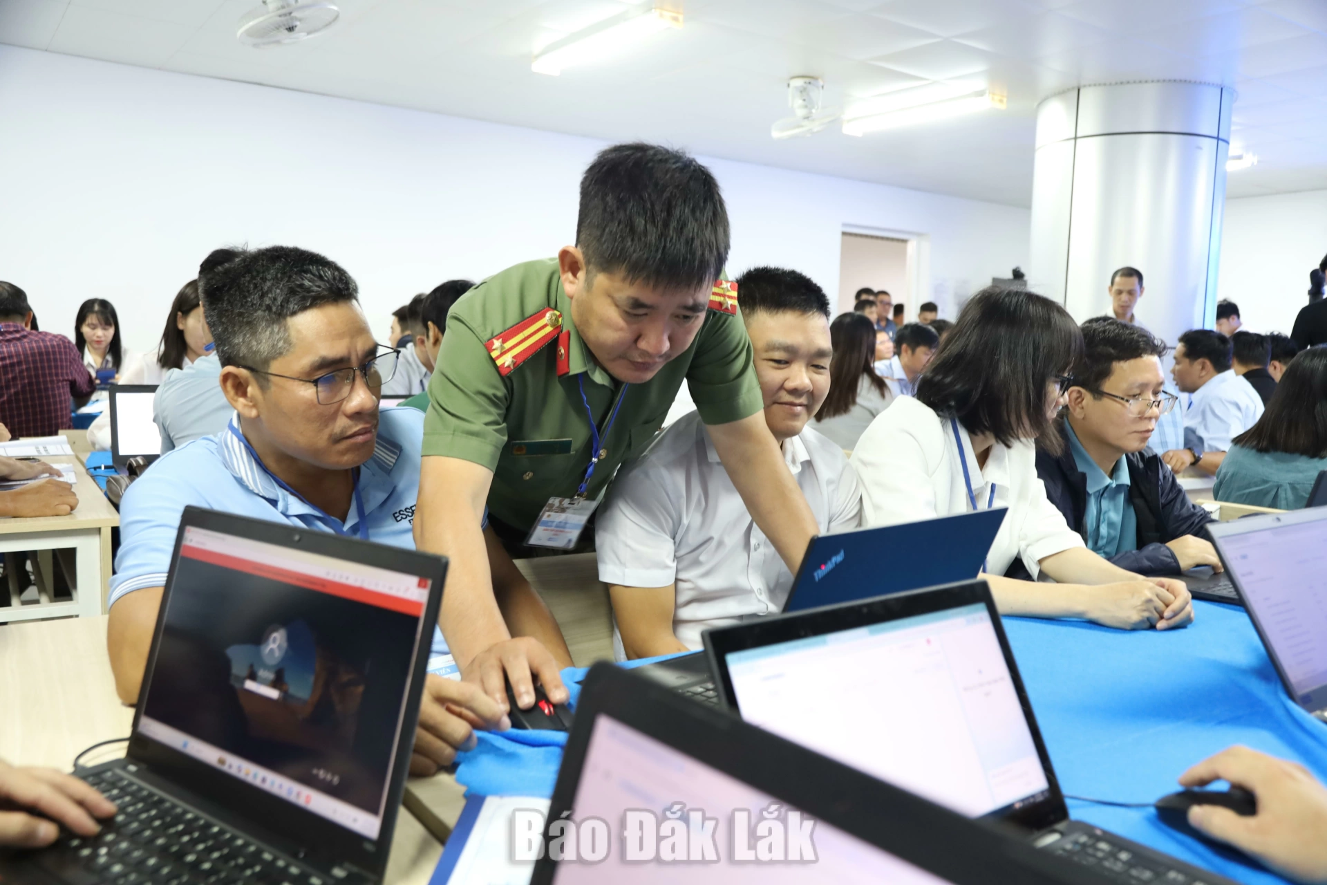 Cán bộ Phòng An ninh mạng và phòng chống tội phạm sử dụng công nghệ cao xử lý kỹ thuật trước khi phần thi bắt đầu.