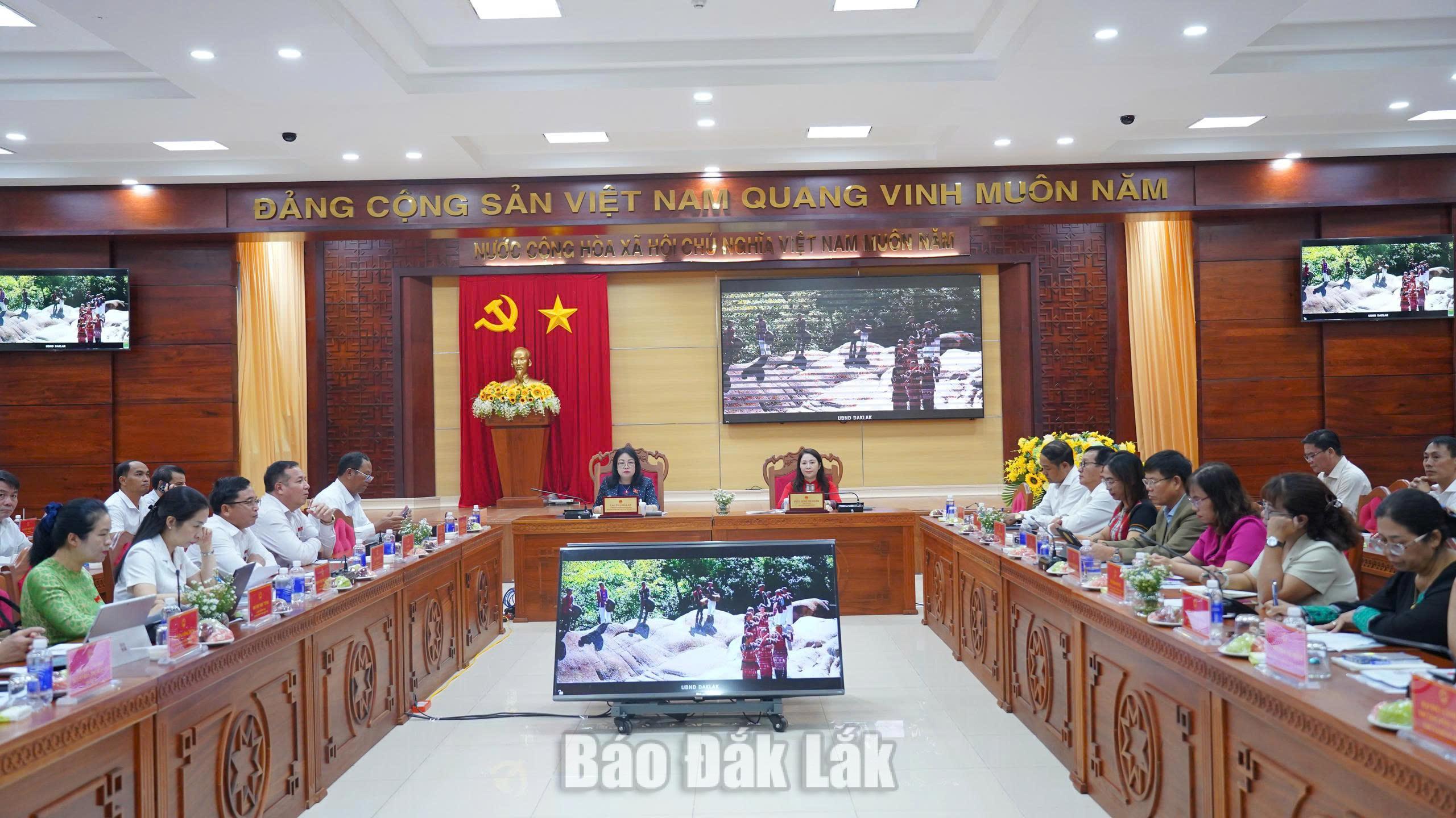 Đại biểu tham dự hội nghị tại điểm cầu chính.
