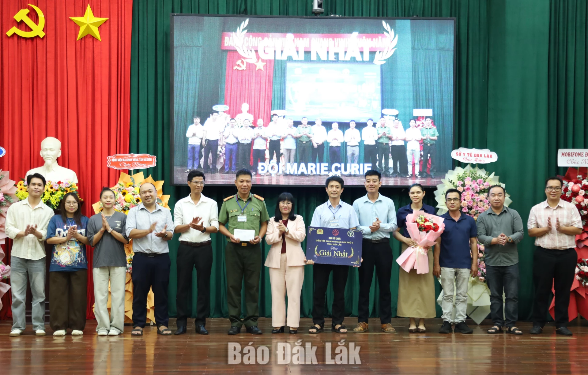 Đội thi đoạt giải Nhất được tặng hoa và hứng nhận.