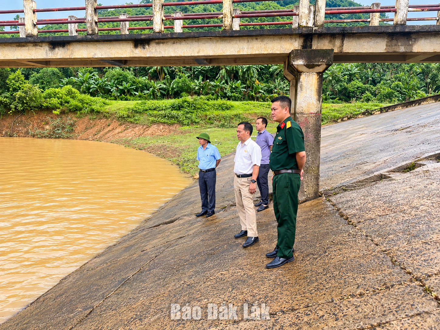 Cán bộ xã Yang Mao kiểm tra khu vực hồ chứa nước để lên phương án chống ngập khi mưa lớn. 