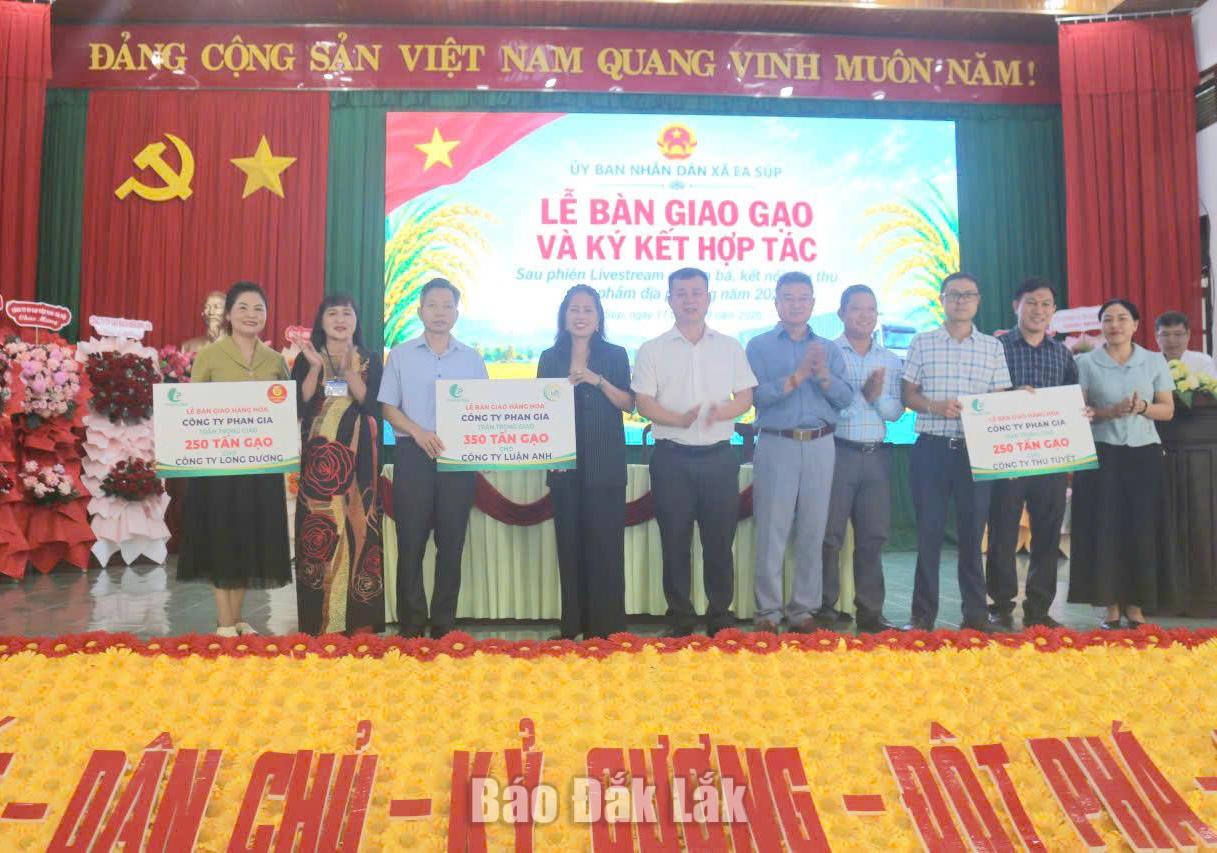 Lãnh đạo xã Ea Súp và các doanh nghiệp thỏa thuận hợp tác.