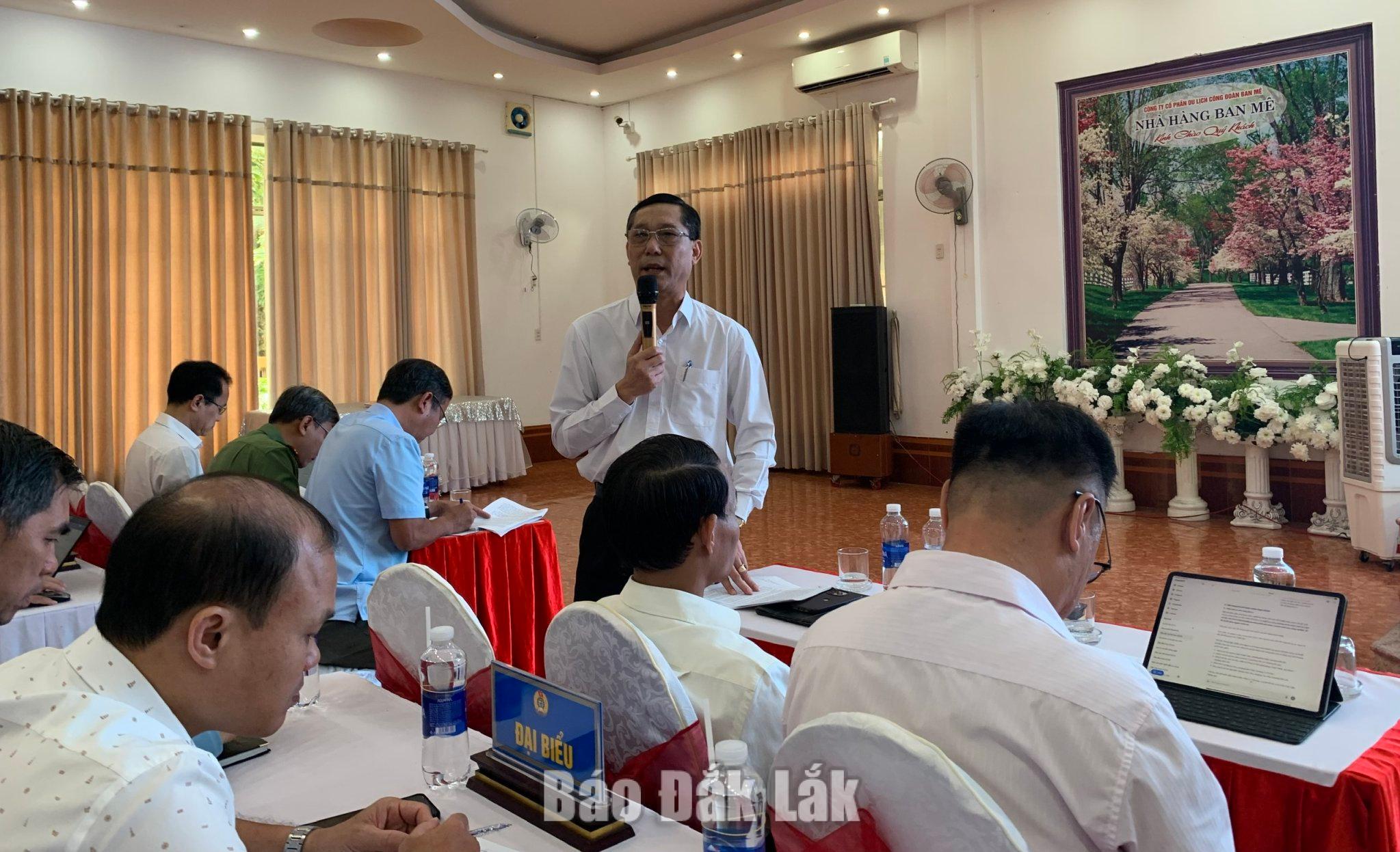 Phó Giám đốc Sở Nội vụ tỉnh Đắk Lắk Nguyễn Quang Thuân giải đáp thắc mắc, kiến nghị của người lao động về chính sách việc làm, an toàn lao động.
