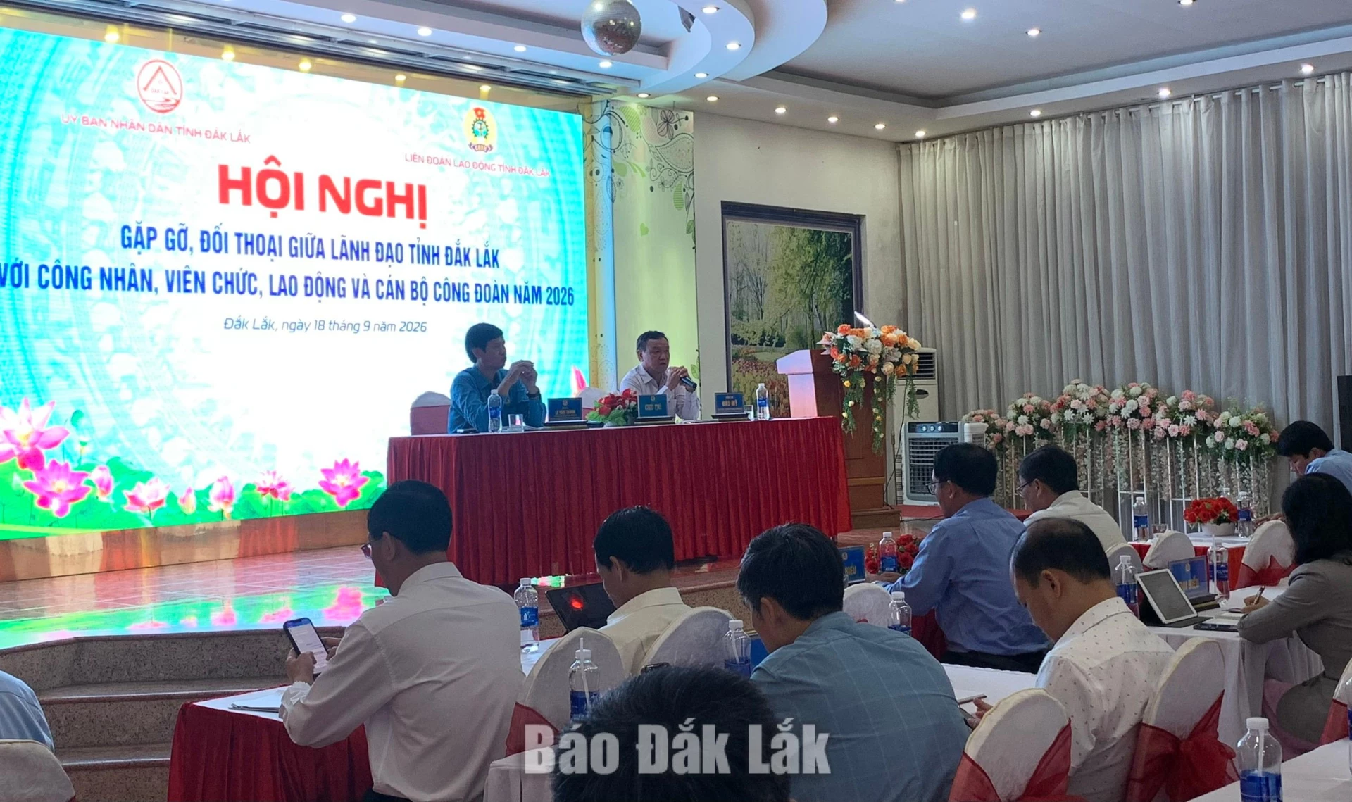 Các đồng chí lãnh đạo gặp gỡ đoàn viên, người lao động.