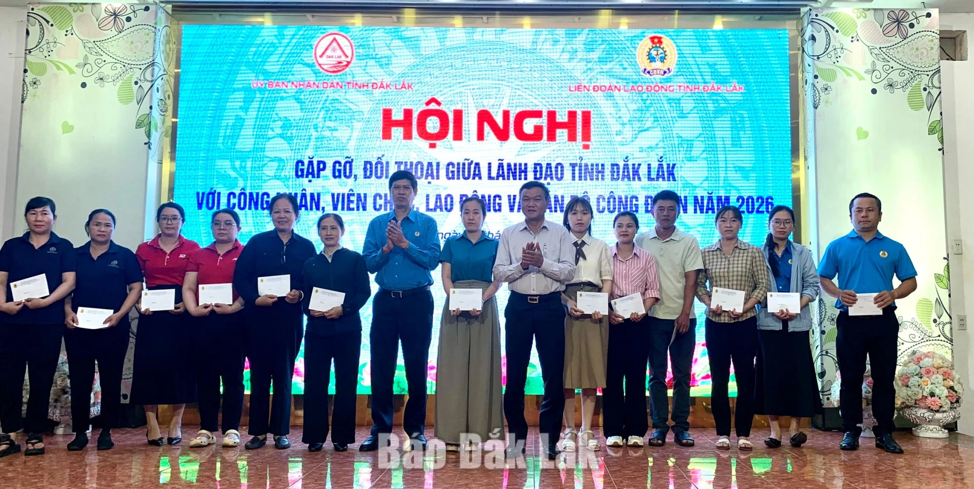 LĐLĐ tỉnh tặng 60 suất quà cho đoàn viên, người lao động có hoàn cảnh khó khăn.