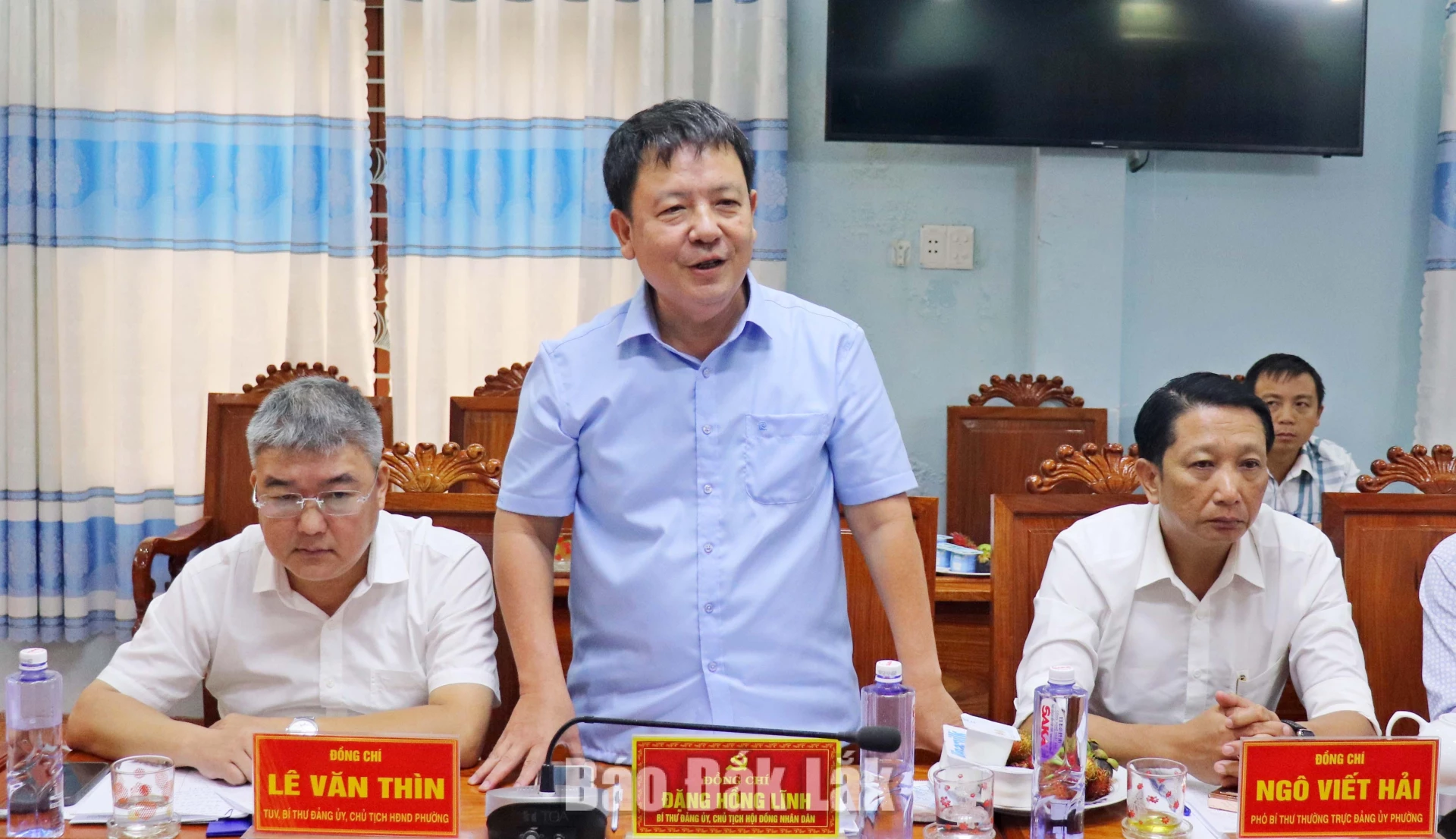 Lãnh đạo xã Hòa Xuân báo cáo với Đoàn giám sát tình hình khắc phục thiên tai tại địa phương.