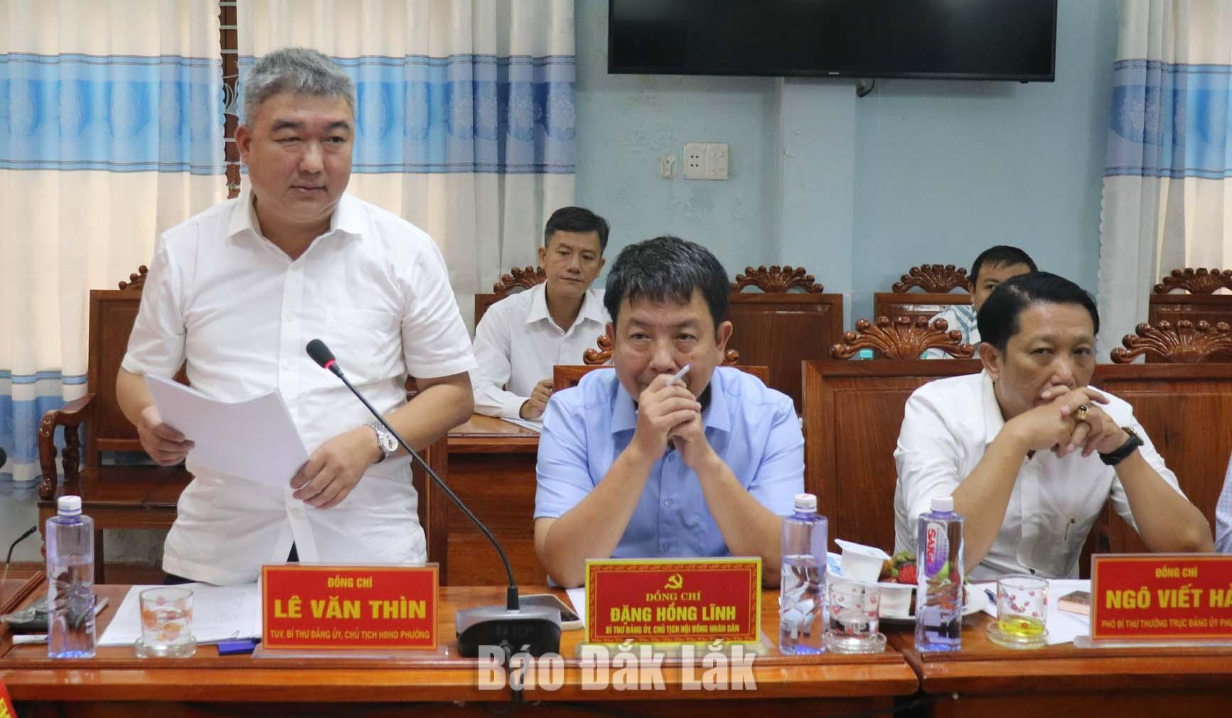 Lãnh đạo phường Đông Hòa thông tin về khắc phục thiệt hại do thiên tai tại địa phương.
